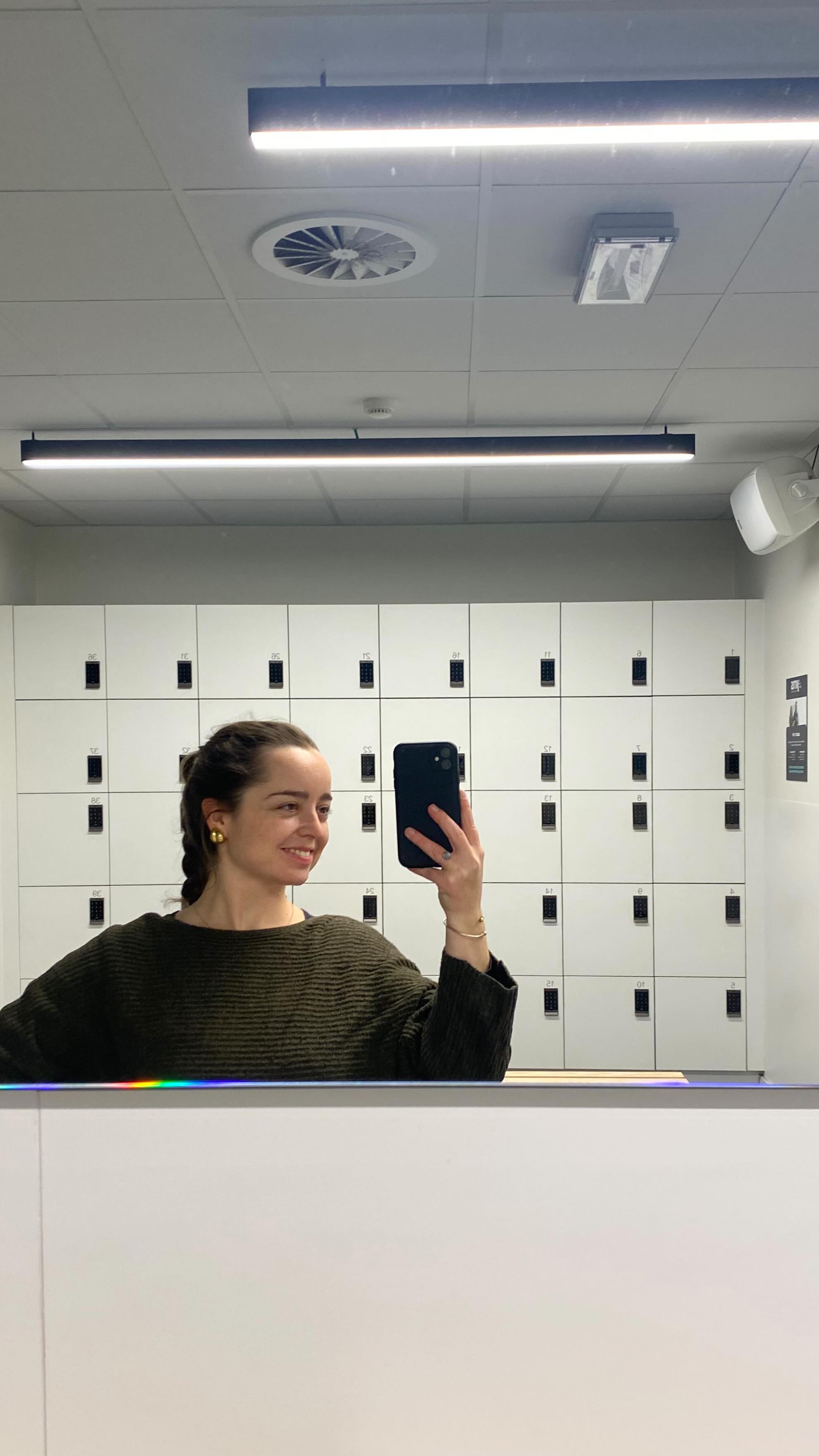 LES 5 ERREURS QUI T’EMPÊCHENT DE PERDRE DU POIDS 👇
Ok vous êtes beaucoup trop nombreuses à être dans cette situation …
Tu penses tout faire “bien”…
Tu manges équilibré, tu fais du sport, et pourtant rien ne bouge ?
Je te partage ici les erreurs que je vois constamment👇🏼
1️⃣ Tu cherches à moins manger, au lieu de MIEUX nourrir ton corps
Tu élimines, tu sautes des repas
Sauf que ça, c’est le meilleur moyen de ralentir ton métabolisme et de déséquilibrer tes hormones 😵
Ton corps a besoin d’être NOURRI, réellement !!
2️⃣ Tu ignores l’équilibre de tes hormones !!
L’insuline, le cortisol, les œstrogènes, la progesterone, la testostérone.
Tu dois apprendre à les équilibrer pour enclencher ta perte de poids durablement ! 🤝
3️⃣Tu dors mal ou pas assez
Sauf que quand tu dors peu, ton corps augmente le stockage des graisses et bloque la perte de poids.
Tes hormones se dérèglent : la leptine (celle de la satiété) chute, le cortisol grimpe, et ta sensibilité à l’insuline diminue.
Résultat : plus de fringales, moins d’énergie.
4️⃣Tu fais tout toute seule et sans vision globale
Ton poids, ton énergie, ton humeur, ton cycle… finalement, TOUT EST LIÉ
Si tu ignores ton (dés)équilibre hormonal, tu pourras t’épuiser des années sans comprendre pourquoi rien ne change.
🙋♀️ Moi c’est Eugénie.
Ca fait 3 ans que j’aide les femmes comme toi : fatiguées, désalignées mais profondément DÉTERMINÉES à apaiser leurs symptômes et à reprendre le pouvoir sur leur santé & leur vie ✨
N’oublie pas de T’ABONNER pour plus de conseils ✨HappyHormones ✨