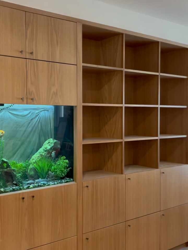 Breathtaking white oak bookcase. It's the epitome of clean and elegant design. Alongside built in fish tank that blends in within your home.🐠🍃
-
-
-
#dallasinteriordecor #zapatacustomcabinets #whiteoak #cuatom #interiordesign #builtin #dfw #customcabinetry #zcc #dallastx