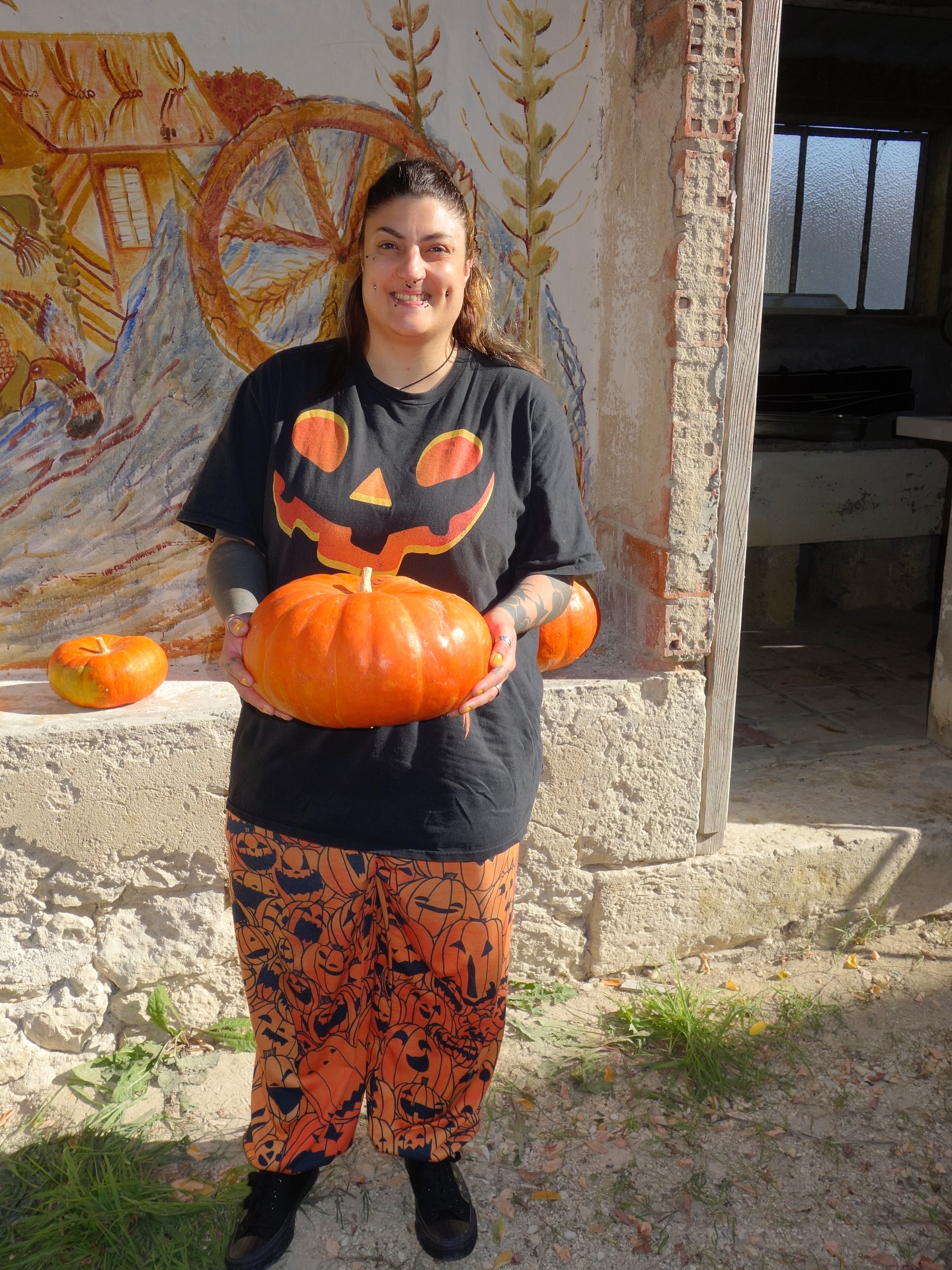 Lors des journĂ©es de biodiversitĂ© et solidaritĂ© a aussi eu lieu le pesĂ©e de citrouilles ! Vous avez Ă©tĂ© nombreux Ă participer et discuter avec Myriam de Corne dâAbondance sur sa production.
Voilà les résultats et les grands gagnants :
230g par Maryam
2,625 par Catherine
5,465 par Josiane
16,250 par Gaby