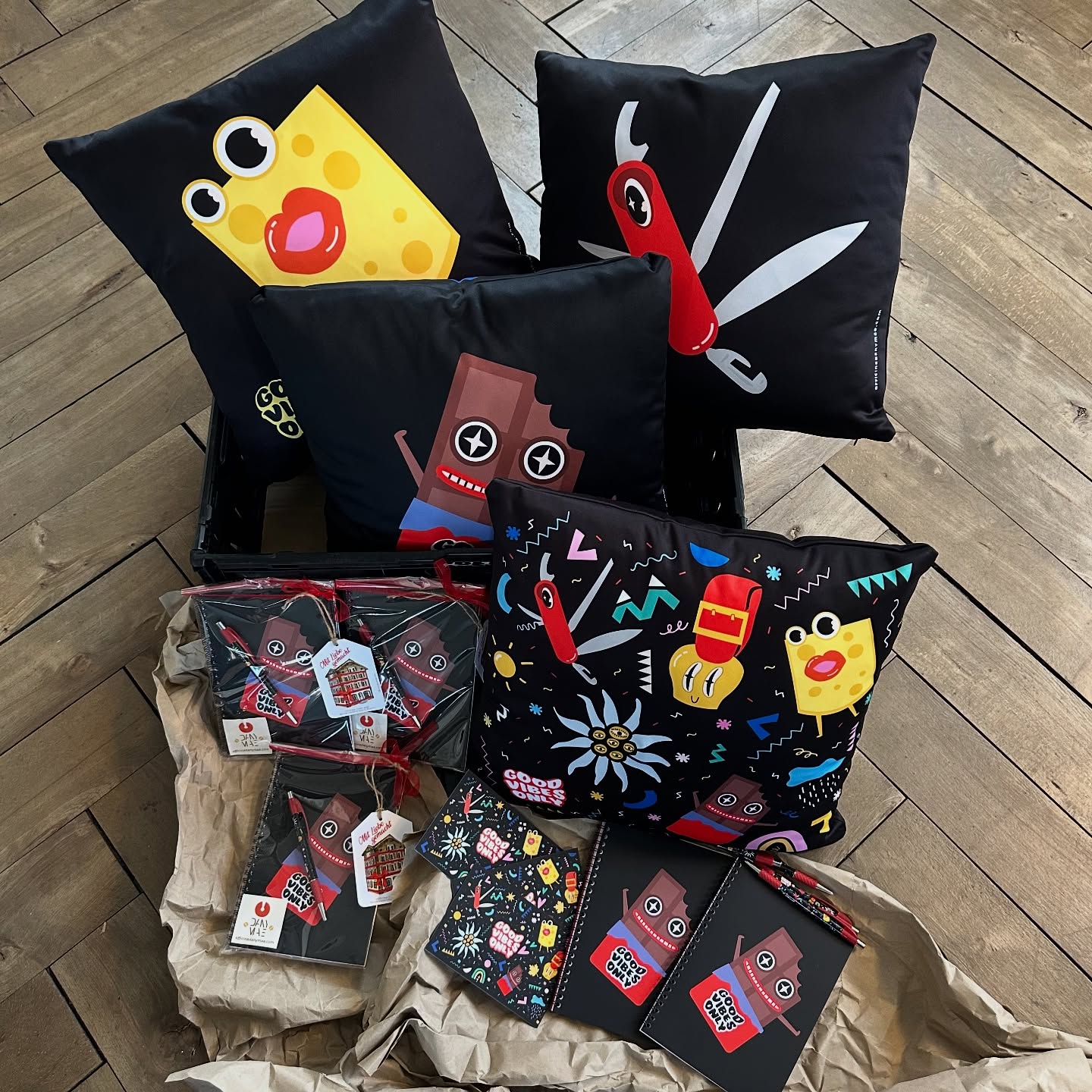 Ich packe gerade meine einzigartigen Produkte ein, um sie mitzunehmen 🙃
Alles exklusiv von @officina_dany_mae
Morgen am Herbstmarkt in Stans: 8.30–18.00 Uhr.
Stand an der Stansstaderstrasse 13, Stans.
Ich freue mich auf Deine Besuch.
#einzigartigeprodukte #herbstmarkt #stans
#OfficinaDanyMae #Buochs #Nidwalden #Neueröffnung #Grafikdesign #selbstgemacht #kunst #Herzensprojekt #SchweizerDesign #Designliebe #KreativLaden #corporateidentity #SelbstgemachtMitLiebe