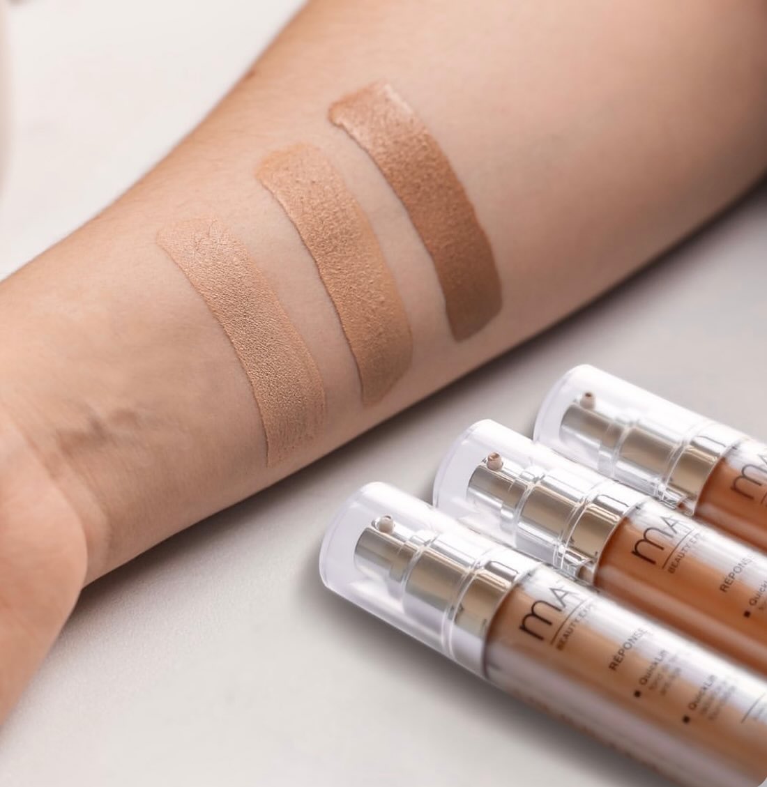 Weil jede Haut ihren eigenen Ton hat. 🤍
Ich helfe dir dabei, genau die Farbe zu finden, die zu dir passt – nicht zu hell, nicht zu dunkel, einfach perfekt.
Komm vorbei oder schreib mir, wenn du eine persönliche Beratung möchtest.
#cosmeticunique #kosmetikerin #hautpflege #makeupberatung #foundationtest #beautyberatung #perfectmatch #makeupartist #beautystudio #naturallook
Ich freue mich auf dich!