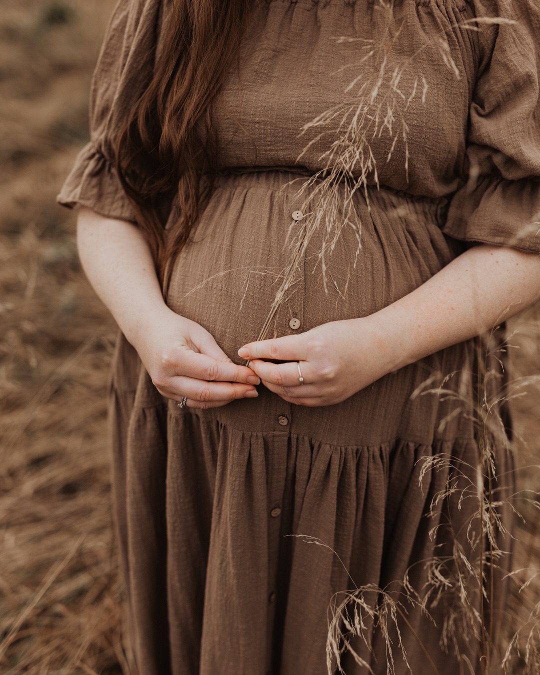 En mysig fotografering med Hanna för några veckor sedan i den dova och höstiga färgskalan. Love it!
En sak som kan vara rätt klurig inför en fotografering är ju vad man ska på sig. Det kan kännas svårt att veta vilka färger som blir bra på bild, vad som ser fint ut och hur mycket eller lite man ska klä upp dig. Mitt go to-tips är alltid enfärgat, gärna neutrala färger och något som man känner sig bekväm i. För att underlätta vid just gravidfotograferingar har jag ett gäng med underbara klänningar som finns att låna. Då slipper man gräva runt i sin garderoben eller köpa något nytt som man kanske bara har en gång 😊
Jag erbjuder både maffiga klänningar med massor av tyg till lite mer enkla och vardagliga, alla i sköna fina material och jordnära färger. Det ingår dessutom två ombyten till fotograferingen så man kan kombinera hur man vill 🥰
#fotograföstersund #fotografjämtland #gravidfotografjämtland #gravidfotograföstersund #gravidklänning #gravidporträtt #gravidjämtland #gravidveckaförvecka #bf2026