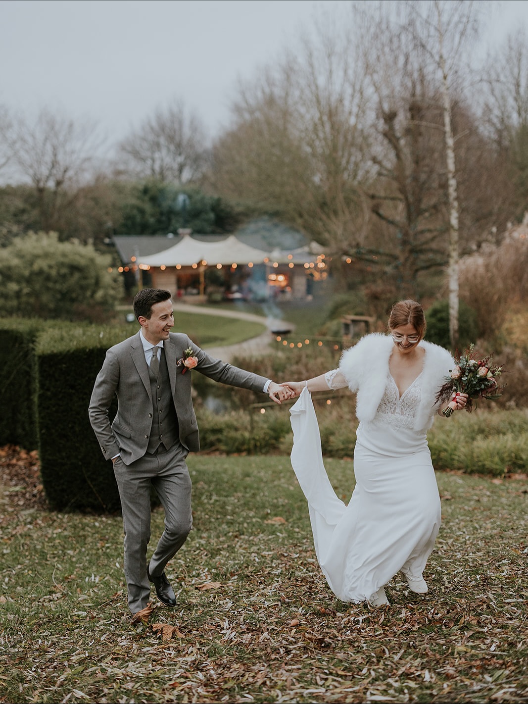 ✨ Winterhuwelijk? Oh yes.
Terwijl buiten de wereld tot rust komt, steken wij binnen de kaarsjes aan. Warme dekentjes, dampende tassen soep, vuurtjes die knetteren en een intieme sfeer waar je hart vanzelf van smelt. Geen zweetplekken onder een zomerkleedje, geen stress om hittegolven. Gewoon samen, gezellig en puur.
Trouwen in de winter is net dat tikkeltje gezelliger, verrassender en, we durven het zeggen, magischer. ❤
Denk jij eraan om in 2026 ja te zeggen bij Park Ven, omringd door winterlicht en warmte?
💌 Kom langs en ontdek hoe wij jouw winterhuwelijk onvergetelijk kunnen maken! 🌿
Met de magische beelden van @suzanfastrephotography 😍