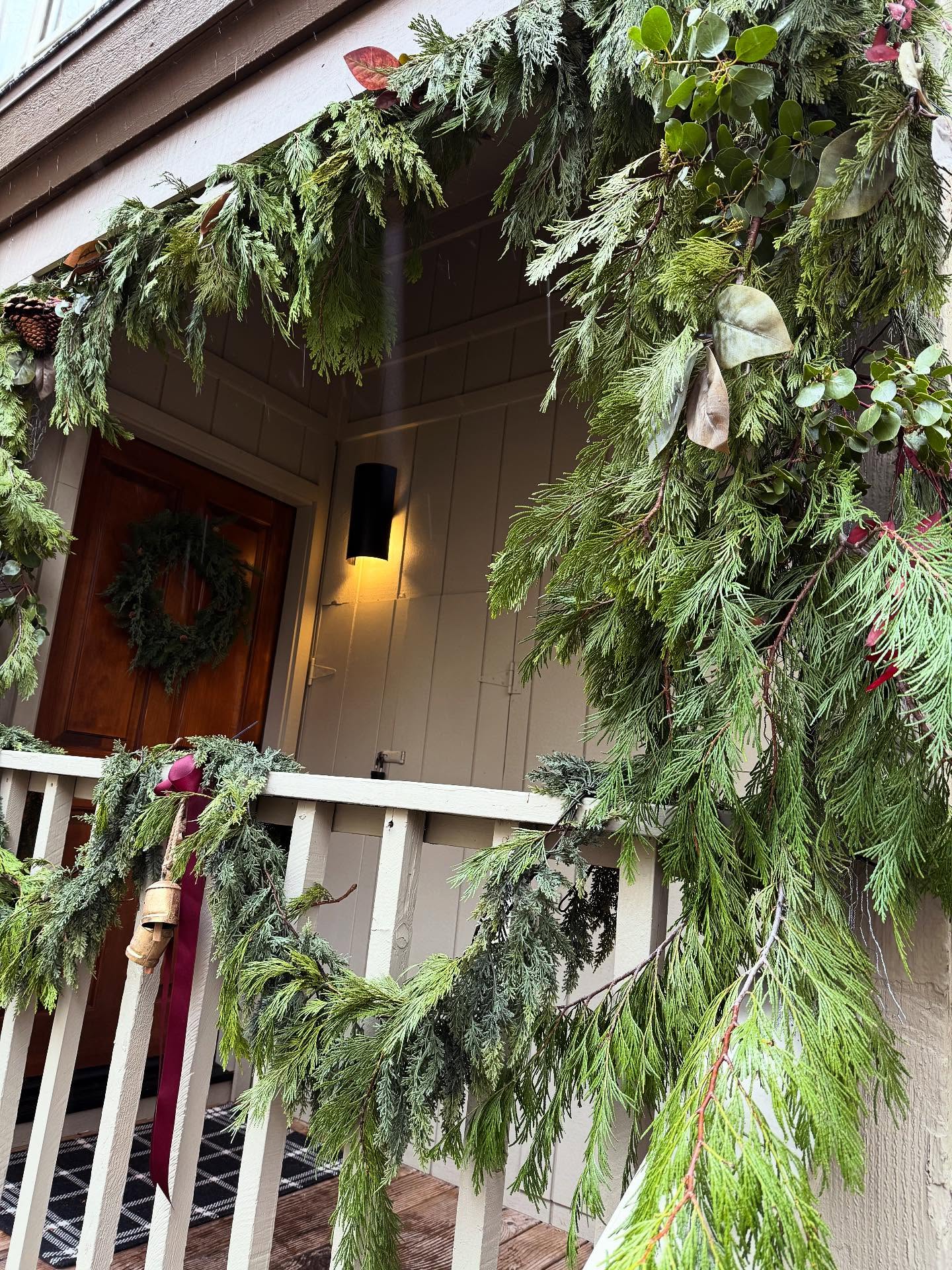 #christmasarch #floralarch #christmasdoor #christmasgarland #holidaydecor #seasonalporchdecor #holidayporch #porchdecor