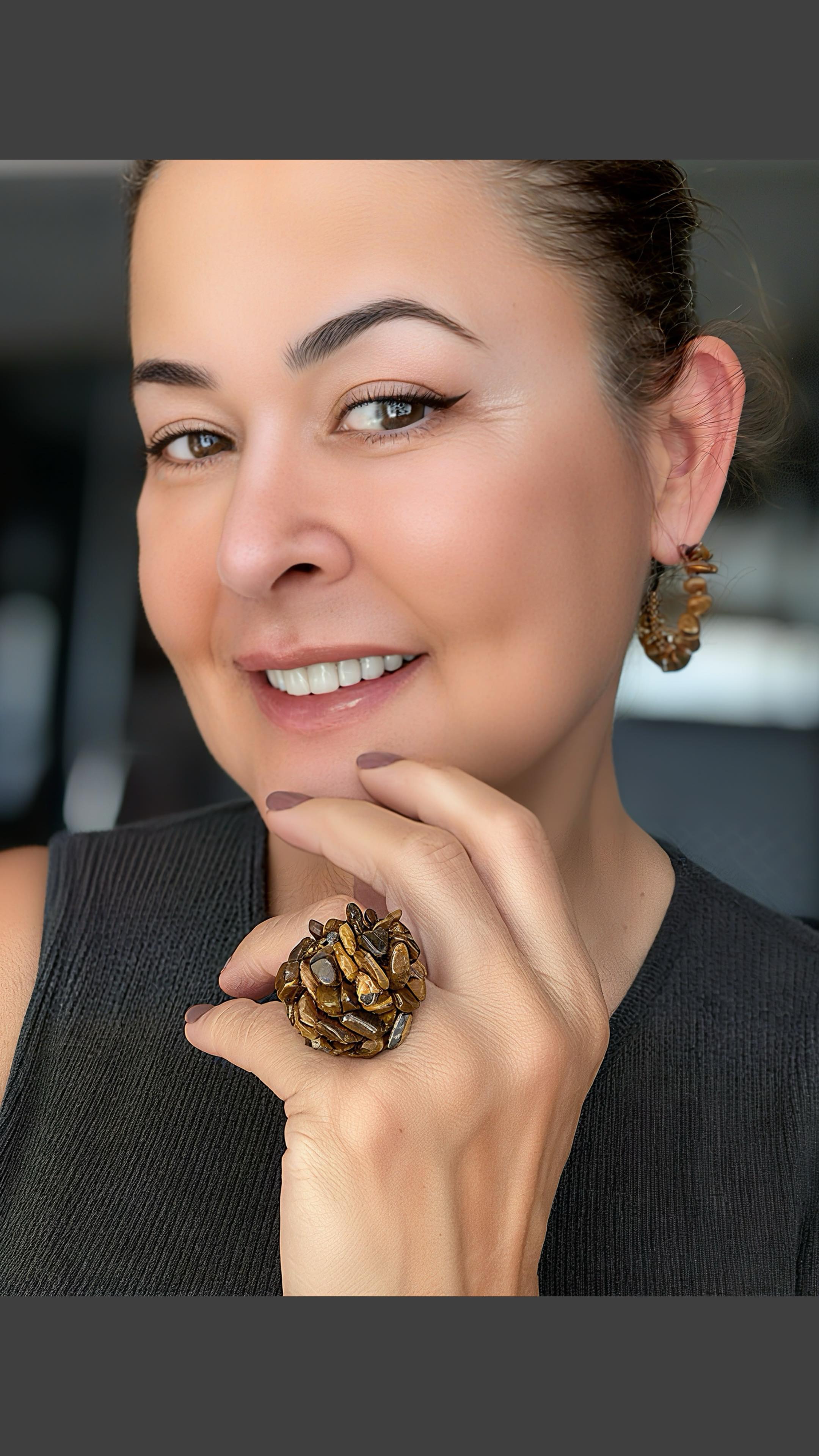 Nosso conjunto de anel e brincos em macramê combina o trabalho manual deste bordado à energia das pedras naturais.
Além de linda e repleta de personalidade, acredita-se essa pedra traz proteção, força e coragem.
Para adquirir quaisquer dessas peças, entre no nosso site e aproveite o FRETE GRÁTIS para compra de quaisquer produtos pronta entrega.
#luxosustentavel
#elegancianatural
#biojoiasexclusivas