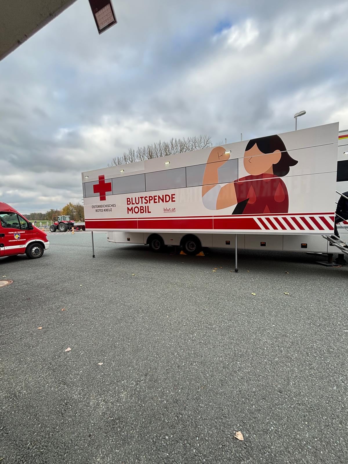 Der vergangene Freitag (der 07.11.2025) wurde tatsächlich zu einem „blutigen 🩸 Freitag“ 😊.
Mehr als 80 angenommene Blutspender*Innen haben „ihr Bestes gegeben – ihr eigenes Blut“. Leider waren dieses Mal auch viele „Abweisungen“ dabei, aber Kopf hoch – beim nächsten Mal klappt es bestimmt wieder.
Herzlichen Dank 🙏an alle Blutspender*Innen und auch unserer Kameraden*Innen, die teilweise in einer Doppelfunktion an der Blutspendeaktion teilgenommen haben, nämlich als Blutspender*Innen und auch als Helfer*Innen bei der notwendigen Stärkung nach der abgegebenen Spende.
© SJF