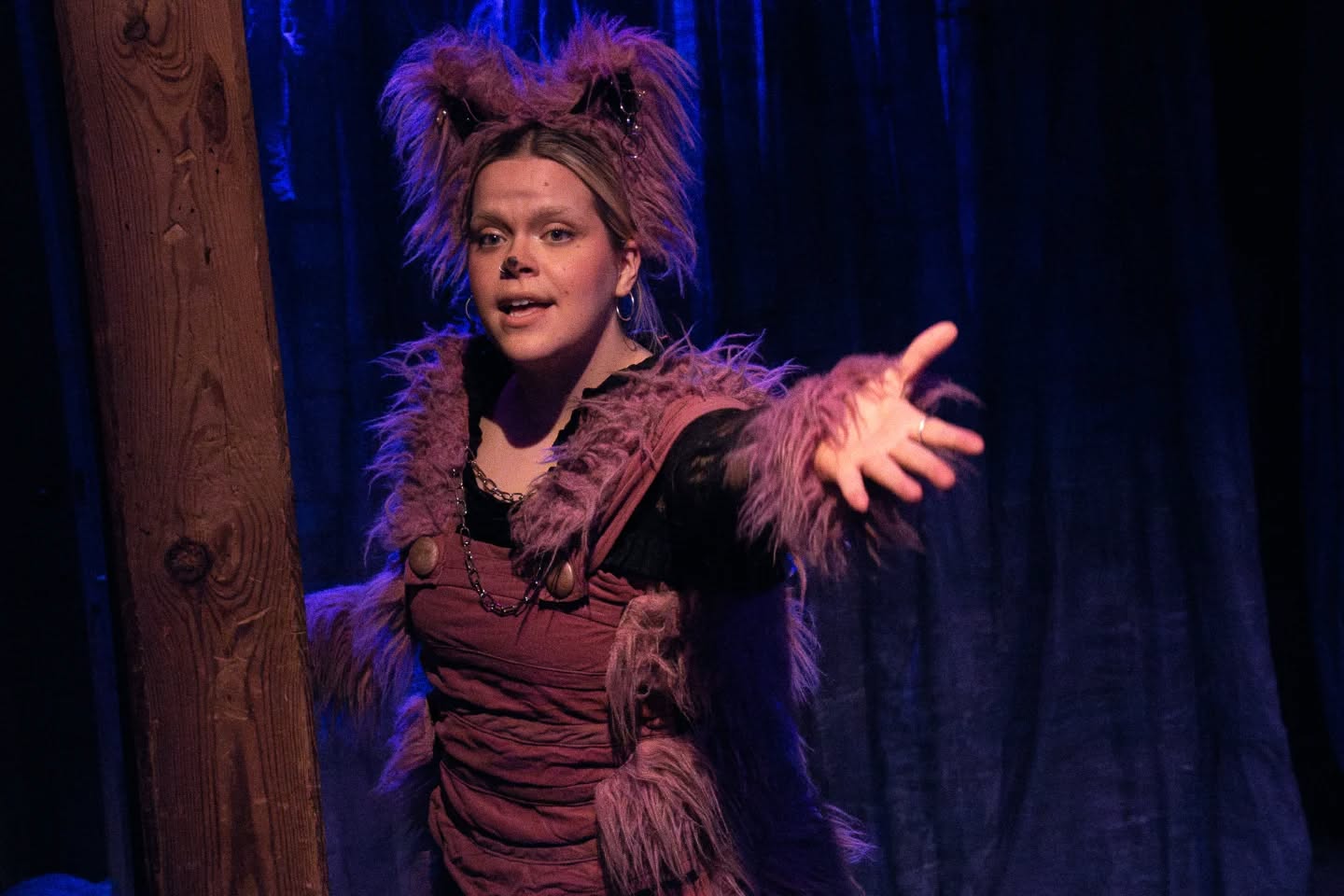 Ootko mun kaverlji?n ensi-ilta on onnistuneesti ohi 🥰. Tupa oli täysi ja ilta riemua täynnä. Kiitos työryhmälle ja mahtavalle joka hetkessä mukana eläneelle yleisölle! Yleisön lämmin palaute kostutti silmäkulmaa ja sai ilon sykähtelemään sydämessä.
Huomenna sunnuntaina jatketaan Kaverljeiden seikkailuja @pakkahuonejoensuu klo 15. Lämpimästi tervetuloa! Lippuja saa myös ovelta.
Linkki verkkokauppaan biossa.
Kuvassa upeaääninen, mm. Noidan kissana loistava @netteturunen ❤️
Kuva @_anigo__
#ootkomunkaverlji #lastenteatteri #musiikkiteatteri #lastenkulttuuri #teatteri #joensuu #joensuuntapahtumat