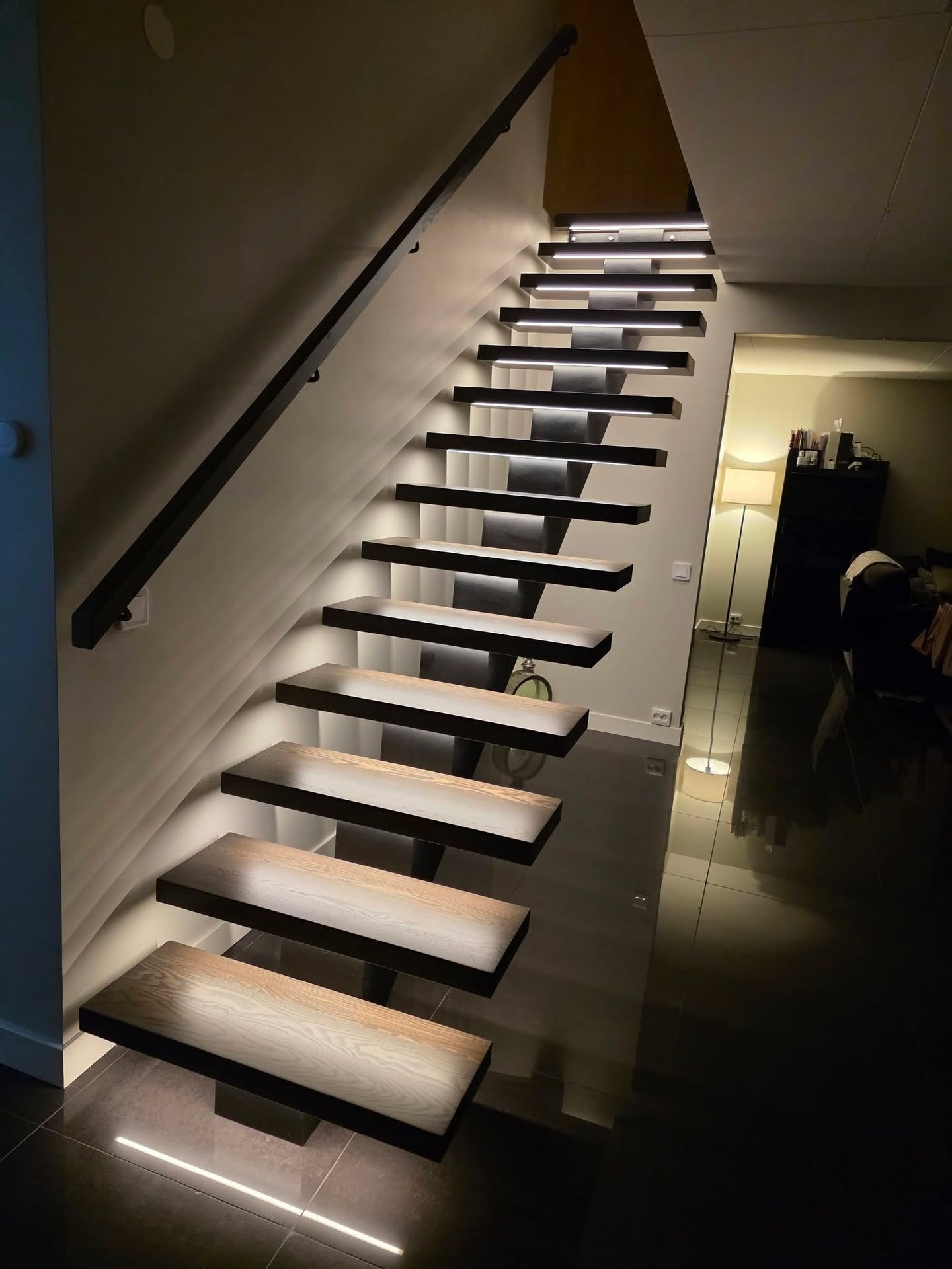 Flytande trappa i massiv ek med integrerad LED-belysning.
Ett av våra senaste projekt är en exklusiv trappa i 60 mm massivt trä, monterad på en dold stålstomme för ett svävande uttryck.
Varje steg har infälld LED-belysning som skapar både funktion och ett elegant ljusspel längs vägg och golv.
Vi har ansvarat för hela lösningen – från konstruktion och montering till eldragning och finish.
Kontakta oss om du vill ha en liknande lösning i ditt hem.
#bygg #renovering #stairs #trappa #trappan #ek #woodstairs #badrum #kök #nordihome #bathroom #kitchen #housedesigns