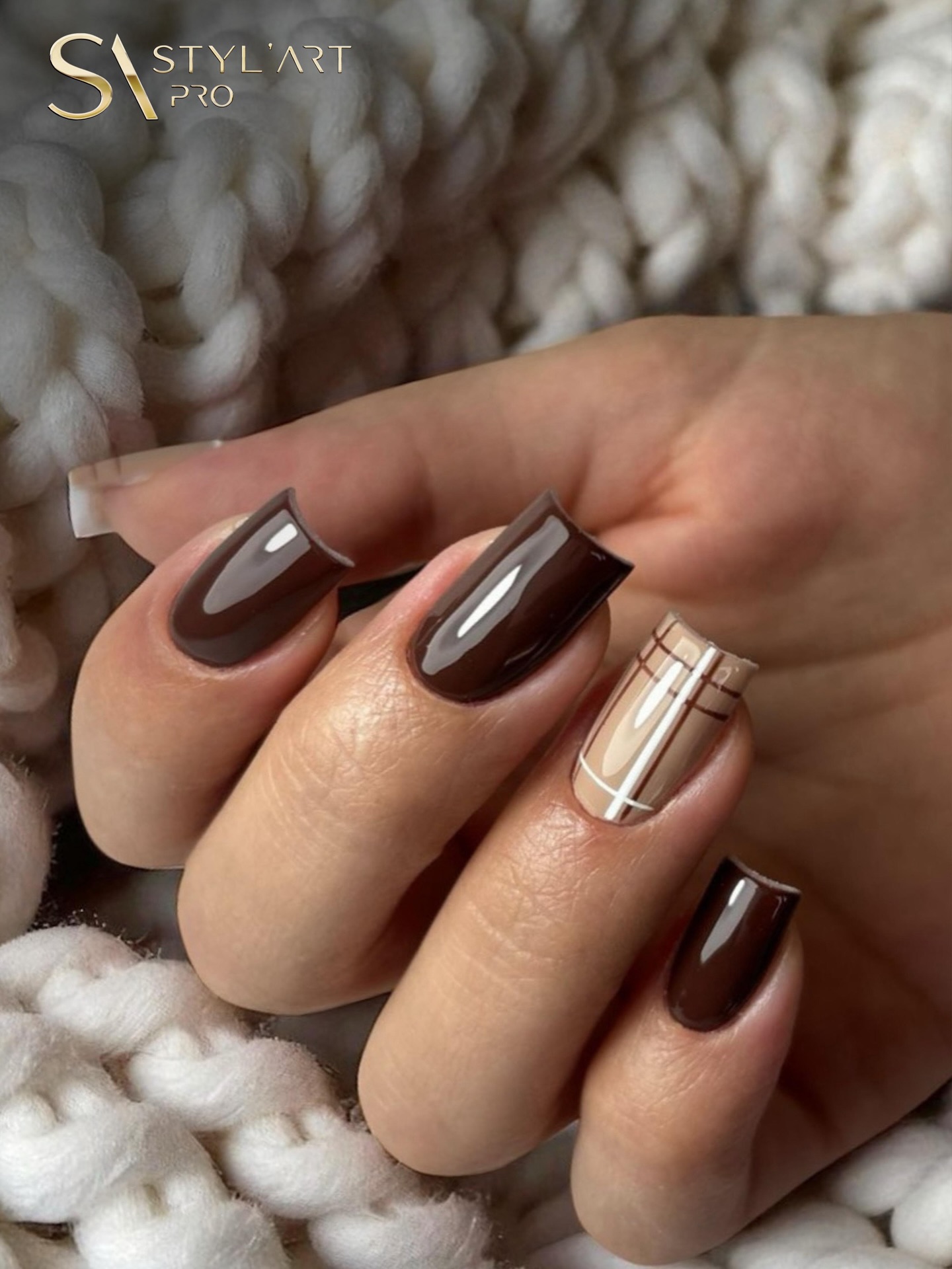 ✨ Sublime pose Réalisée par notre talentueuse ambassadrice Florine @favznails, cette pose met parfaitement en valeur un sublime quadrillage dans des teintes automnales 🍂🤎
Un mélange de brun profond et de beige qui apporte élégance et douceur pour la saison.
Qu’en pensez-vous ?