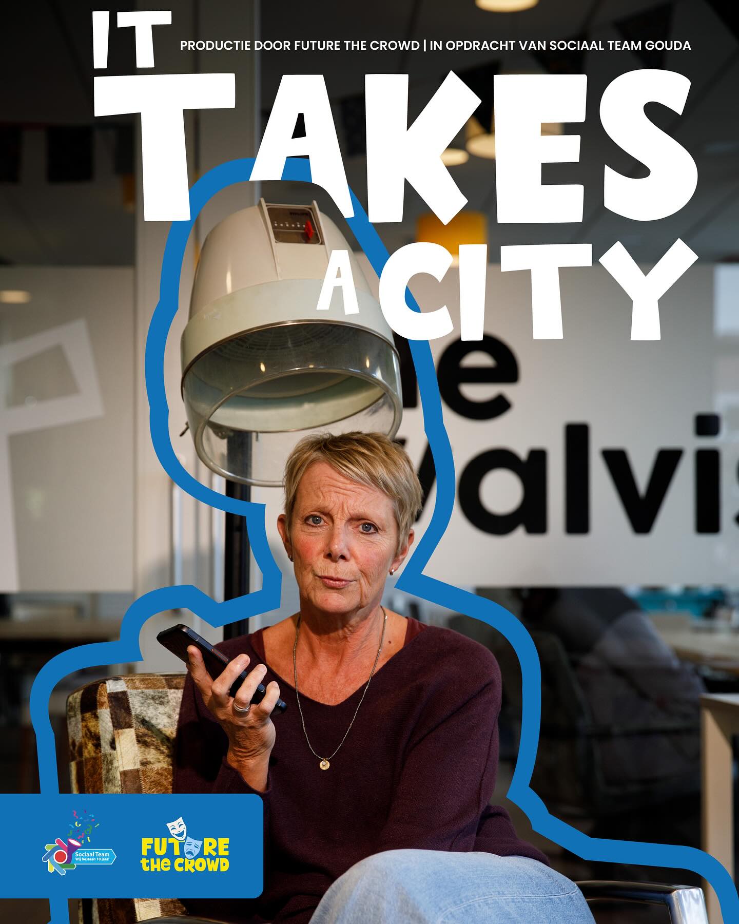 Soms is een stad het mooist als je kijkt naar mensen
die níet in de spotlight willen staan.
Vrijwilligers, stille helden, gevers, dragers.
Zij kleuren dit verhaal.
Poster 5/7!
#StilleHeld #GoudaGeeft #TheaterMetHart #sociaalteamgouda #futurethecrowd