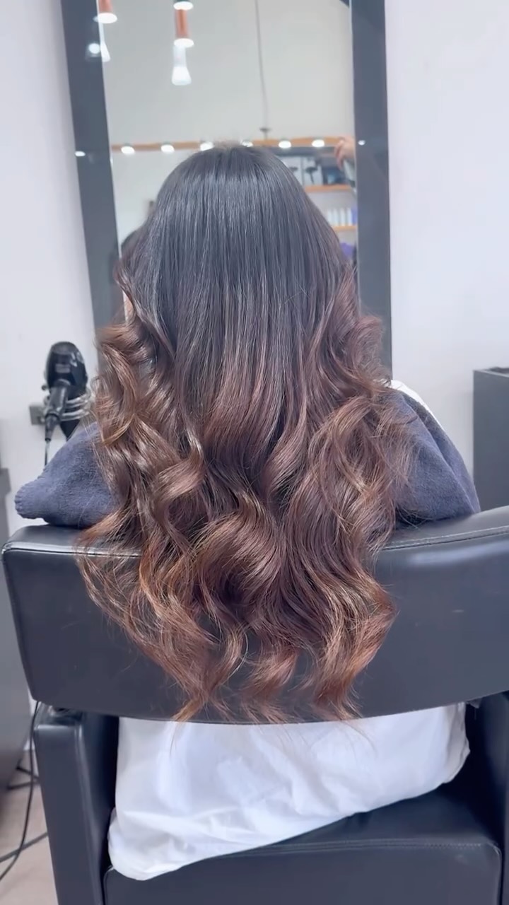 Big waves, bigger confidence 🌊 #BlowWave #WavyHair #HairTransformation #SalonVibes #HairGoals #Blowout #LongHair #WavyBlowout #HairstyleInspo #HairTok #HairCare #GlamHair #SalonStyle #HairTrend #SoftWaves