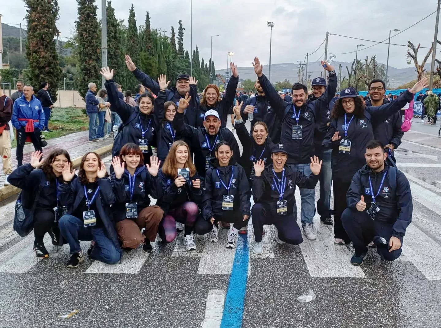🫶The non-profit organization, based in Marathon (We Love Marathon), participated actively in the @athensauthenticmarathon with a team of 20 volunteers, who worked pro bono from 5:00 to 10:00 in the morning. Their contribution focused on three key actions:
1️⃣ Coordinating the arriving runners coming by coach buses outside the Marathon starting area.
2️⃣ Clearing the start zone from athletes and visitors to ensure a smooth and safe start procedure.
3️⃣ Forming a human chain to create the designated start-line formation — essentially, our 20 volunteers “set up” the start of the 42nd Marathon!
🇬🇷Η μη κερδοσκοπική οργάνωση We Love People που έχει έδρα τον Μαραθώνα (We Love Marathon) συμμετείχε στον @athensauthenticmarathon ενεργά με 20 εθελοντές, οι οποίοι εργάστηκαν αφιλοκερδώς από τις 5:00 έως τις 10:00 το πρωί. Οι δράσεις τους κατέληξαν σε τρεις βασικές ενέργειες:
1️⃣το συντονισμό των αφιχθέντων δρομέων με πούλμαν έξω από την αφετηρία του Μαραθωνίου.
2️⃣ την εκκένωση της αφετηρίας από τους αθλητές και τους επισκέπτες για την πραγματοποίηση της εκκίνησης.
3️⃣ τη δημιουργία ανθρώπινης αλυσίδας για τον οριοθετημένο σχηματισμό της γραμμής εκκίνησης, ουσιαστικά οι 20 εθελοντές μας «έστησαν» την εκκίνηση του 42ου!