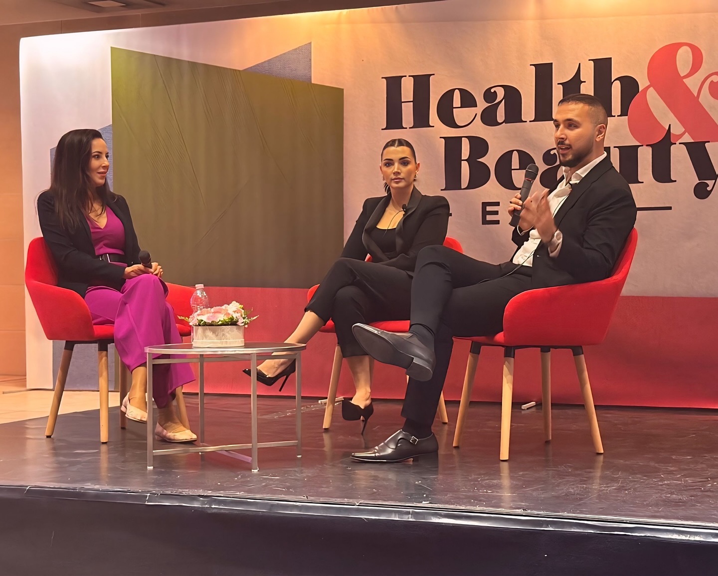 Öröm volt számomra a mai nap, hogy megismertethettem mind azokkal az Esteworld Klinikát, akiknek még új volt a klinika és a mi szolgáltatásunk. Ebben nagy segítségem volt @bodi.dori is, aki elmesélte történetét és a @beauty_expo_hungary -nek a lehetőséget erre a remek beszélgetésre!❤️
Köszönjük, hogy eljöttetek!