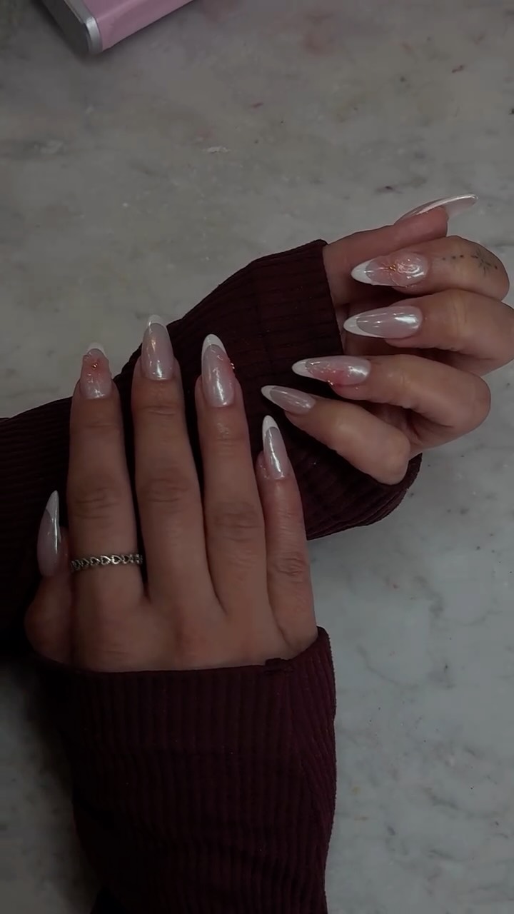 Soft glaze ✨ with a dreamy almond silhouette—subtle shimmer, sculpted shape, and just a hint of floral romance 🌸💅
Artist: Haira
#GlazedNails #PearlNails #FloralNailArt #AlmondNails #BondiNails #KoreanNailTrend #ElegantNails #CleanGirlNails #GelNailsSydney #LuxuryNailArt #BondiBeauty #MinimalNails #NailInspo #NailPerfection