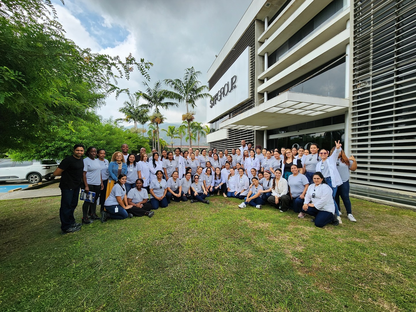 Visitamos @studiofcolombia , una de las empresas aliadas que hacen parte del convenio entre la @alcaldiadecali y @propacificoorg , que busca fortalecer la empleabilidad en el sector confecciones y abrir oportunidades laborales para mujeres, personas migrantes y comunidades de acogida. 🤝✨
Hoy nos acompañaron @mariaiulloa , directora ejecutiva de ProPacífico; María Virginia Vergara, directora de Compromiso Valle; y el equipo de la Alcaldía de Cali, quienes conocieron el proceso formativo y el compromiso de Studio F con la inclusión laboral.
👗 Empresas como Studio F, @grupoacrilan , @spataronapoli y @supertexgroup se están sumando a esta apuesta, liderando procesos de formación técnica en confección textil que impulsan el desarrollo personal y profesional de quienes participan.
🌱 Gracias a Studio F por abrir sus puertas y demostrar que, cuando trabajamos unidos, abrimos más oportunidades para nuestra región.