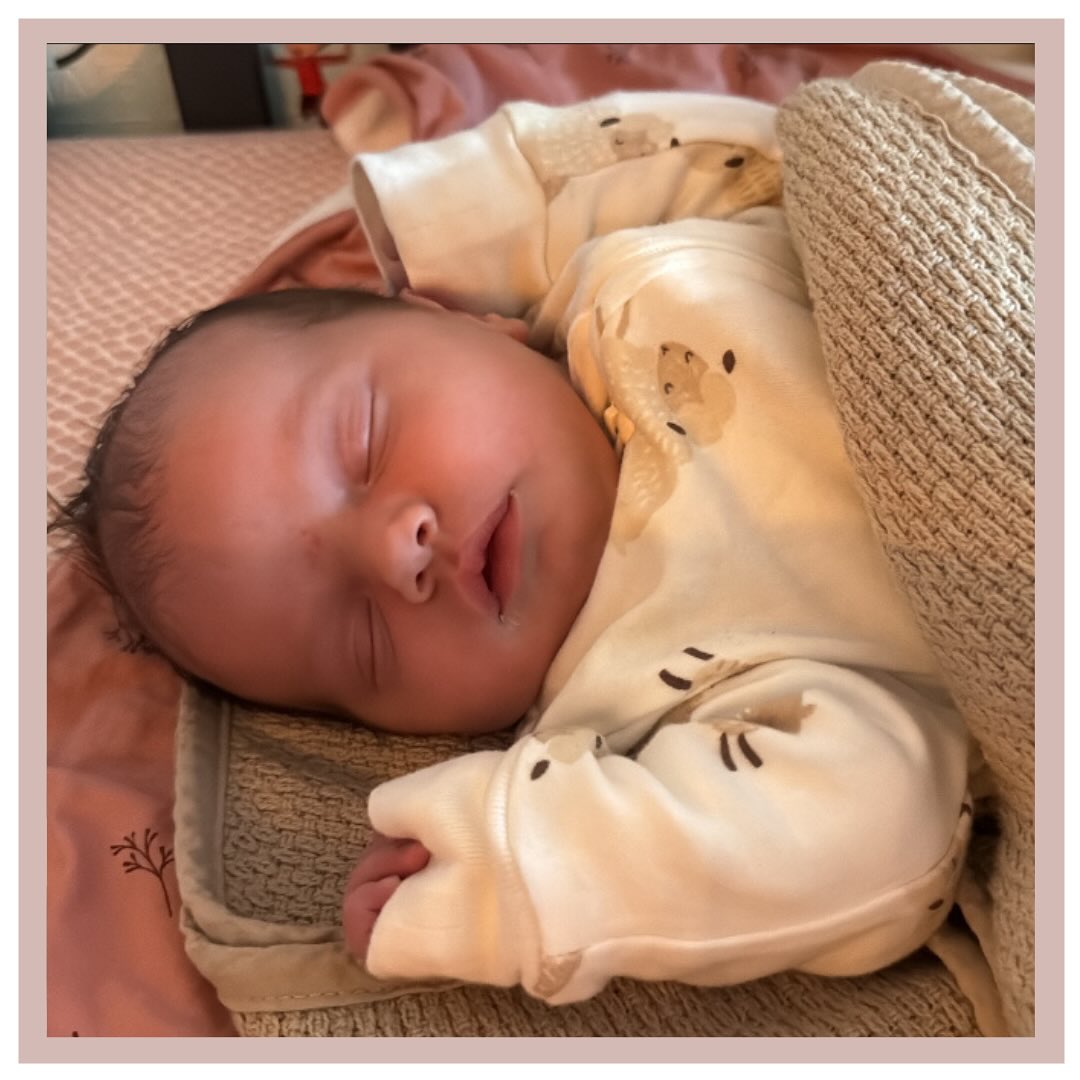 WELKOM ISABELLE!🩷
Op 22 oktober 2025 is dit lieve meisje geboren bij 39+6 weken zwangerschap en woog 3655 gram.
We kennen dit leuke gezin al van de zwangerschap van grote broer Owen. Alleen werd ze toen aan het einde van de zwangerschap overgenomen door het ziekenhuis omdat ze een zwangerschapsvergiftiging had ontwikkeld.🏥 Daarom was het deze controle elke keer spannend of haar bloeddruk goed bleef. Dat was gelukkig zo! Ze grapte nog of Owen voor of na de geboorte van zijn zus zou gaan lopen. De laatste controle bij LEV zette hij zijn eerste stapjes los, en Dominique mocht hier getuigen van zijn!🤩
Een dag voor de uitgerekende datum belde ze naar Celeste om te laten weten dat de bevalling gestart was. Omdat de bevalling de vorige keer erg snel ging besloten we naar het kraamhotel te gaan. Daar ging ze in bad en vond ze de rust om de weeën krachtig op te vangen. Ze besloot tijdens de bevalling in bad te willen blijven.🛁 Nadat haar vliezen gebroken waren ging het snel. Nog geen half uur later kreeg Melissa persdrang en 2 weeën later werd hun prachtige dochter Isabelle geboren. Ze heeft haar dochter zelf aan kunnen pakken. Wat een prachtig moment. In alle rust konden Melissa en Cas hun dochtertje ontmoeten.🥰
Lieve Melissa, Cas, grote zus Luna en grote broer Owen,
Van harte gefeliciteerd met jullie dochter & zusje. Heel veel liefde en geluk toegewenst.❤️
Veel liefs, Team LEV.
#verloskundigenlev #LEV #liefdevol #vertrouwd #zwanger #bevallen #badbevalling #kraamhotel #gezin #geboortefotograaf