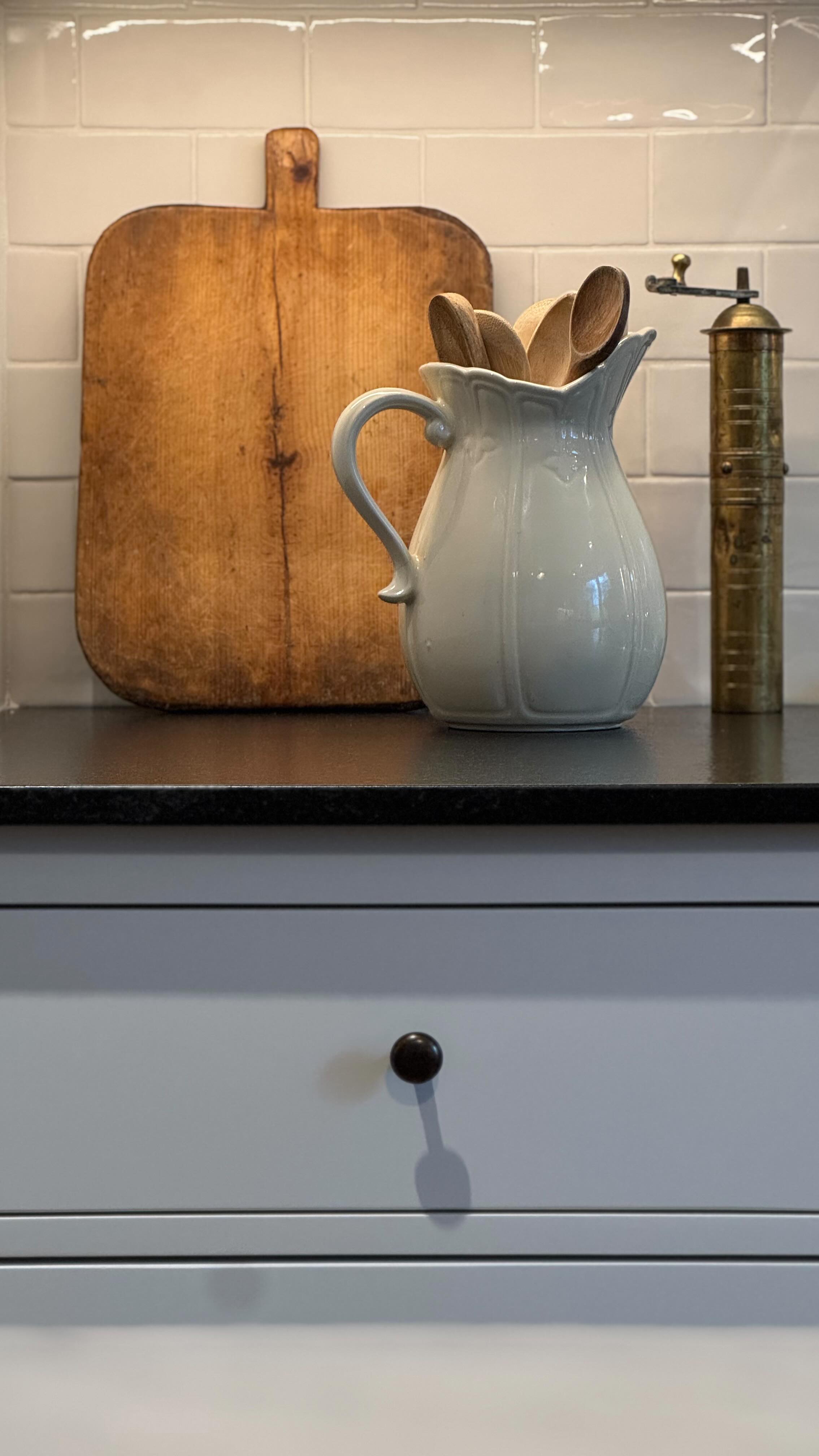 We love sharing before-and-after pics. our #EHCSteMarie kitchen remodel is definitely one for the books! #edenhouseco #interiordesign #collingwooddesigner #interiordecor #canadiandesigner #loveyourhome #homedecor #kitchenremodel #kitchendesign #kitchen