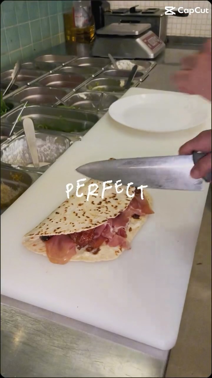 🚨 Nouvelle pépite au menu !
La piadina du moment : gorgonzola 🧀, figues caramélisées 🍯, noix 🌰, jambon cru 🥓 et crème balsamique 🤤
Sucré-salé, croquant-fondant… bref, le match parfait 😍