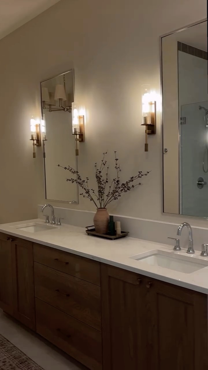 Say hello to the most peaceful, stunning bathroom you’ve ever seen. 🤍
Not a detail forgotten in this one!
#dynastyhomes #customhomebuilder #dreamhome #homeinspo #iowahomes #luxuryhomes