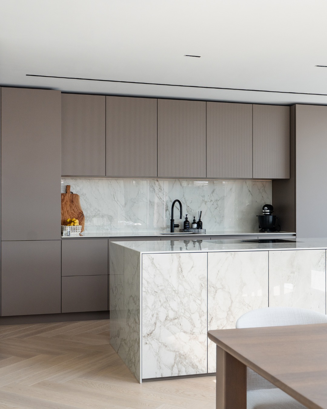 Moderne Küche mit Marmordesign
Reduziert. Elegant. Funktional.
Diese Küche besticht durch klare Linien, edle Oberflächen und präzise Handwerkskunst. Hochwertige Materialien wie Marmor und feine Pulverfronten schaffen ein luxuriöses Ambiente mit durchdachter Funktionalität.