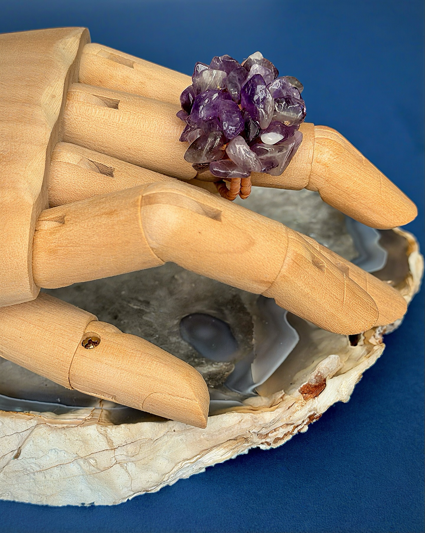 A combinação das pedras naturais e o bordado macramê faz surgir essa coleção com peças marcantes e de muita luz.
O anel em ametista que varia do lilás suave até roxo profundo é um espetáculo da natureza.
Para conhecer mais a nossa Coleção Pedras e Macramê, acesse a nossa loja virtual e aproveite o FRETE GRÁTIS para compra de quaisquer produtos pronta entrega.
#luxosustentavel
#elegancianatural
#biojoiasexclusivas