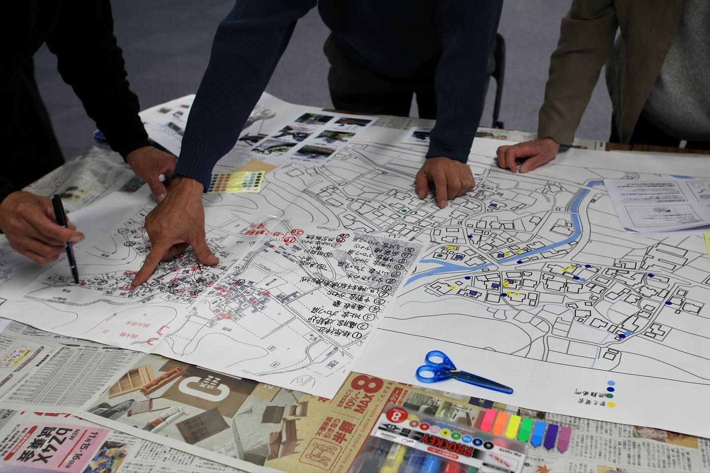 永平寺町地区防災計画ワークショップ
昨年に引き続き新たな4地区での開催‼️
コミュニティタイムライン作りと
まち歩きのまとめとして
防災マップ作り✨
地域ごとの課題などがさらに明確になり
とても盛り上がりのあるワークショップになりました👍👍
みなさまお疲れさまでした♪
#地区防災計画
#コミュニティタイムライン
#個別避難計画
#防災マップ
#まち歩き
#永平寺町