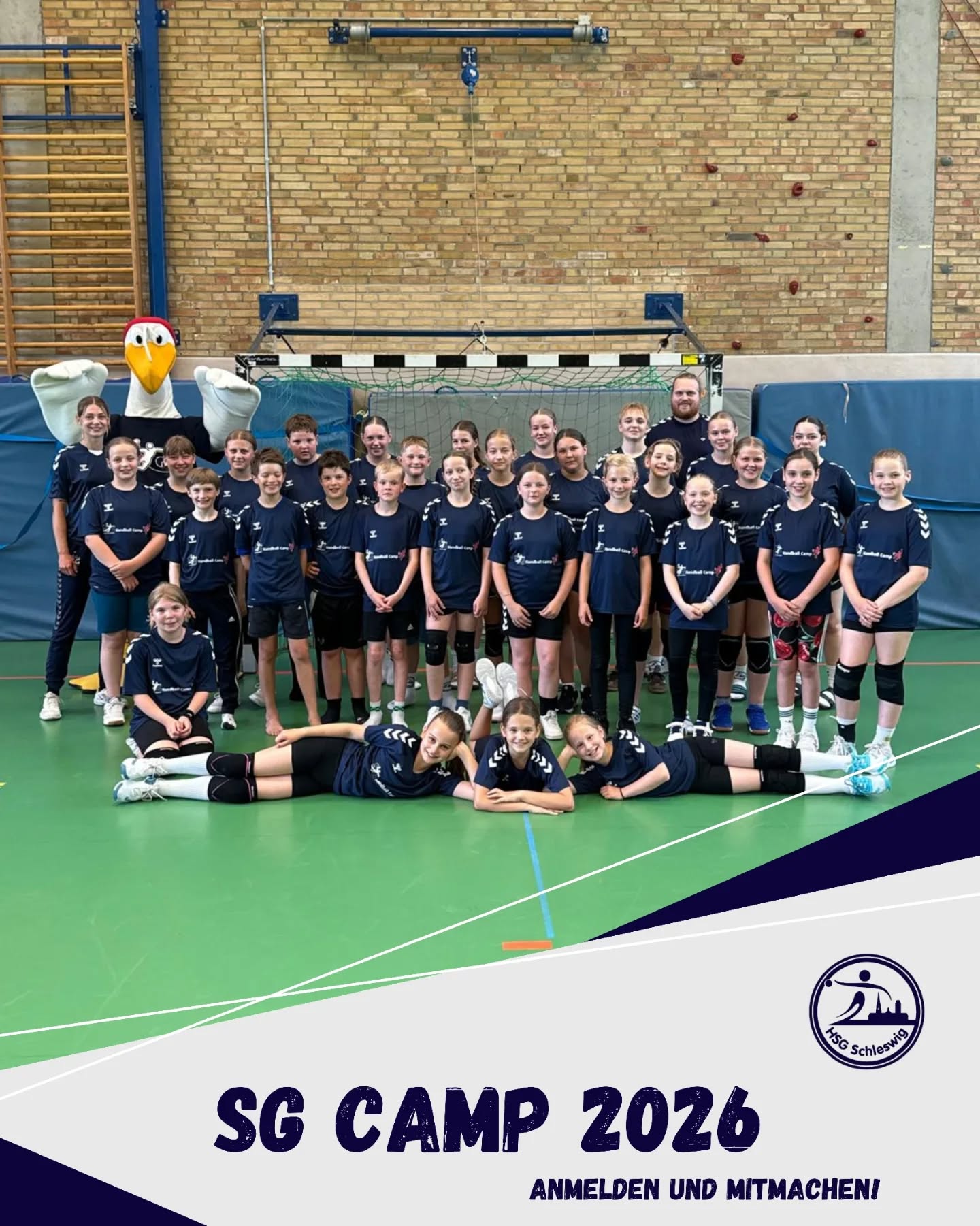 🚨 SG Handball-Camp 2025 – Jetzt anmelden! 🚨
Zusammen mit der Flensburg Akademie, dem Leistungszentrum der SG Flensburg-Handewitt, bringen wir das ultimative Handball-Erlebnis nach Schleswig! 🤾♂️🤾♀️
Für alle Spielerinnen und Spieler der E-, D- und C-Jugend – ganz egal ob Anfänger oder ambitionierter Nachwuchsprofi!
- 5 intensive Trainingseinheiten
- 2 warme Mahlzeiten
- Besuch von SG-Maskottchen Sigi die Möwe
- Spiel, Spaß & neue Freundschaften
- Inklusive Ticket für ein bestimmtes Heimspiel der SG Flensburg-Handewitt
Neu dabei: Sechs Kinder haben die Möglichkeit drei Tage am speziellen Torwarttraining der Akademie teilzunehmen!
Jetzt anmelden und Teil eines unvergesslichen Handball-Camps werden!
➡️ Alle Infos & Anmeldung: www.hsg-schleswig.de/sg-handball-camp-2026
#hsgschleswig
#willkommenanderschlei