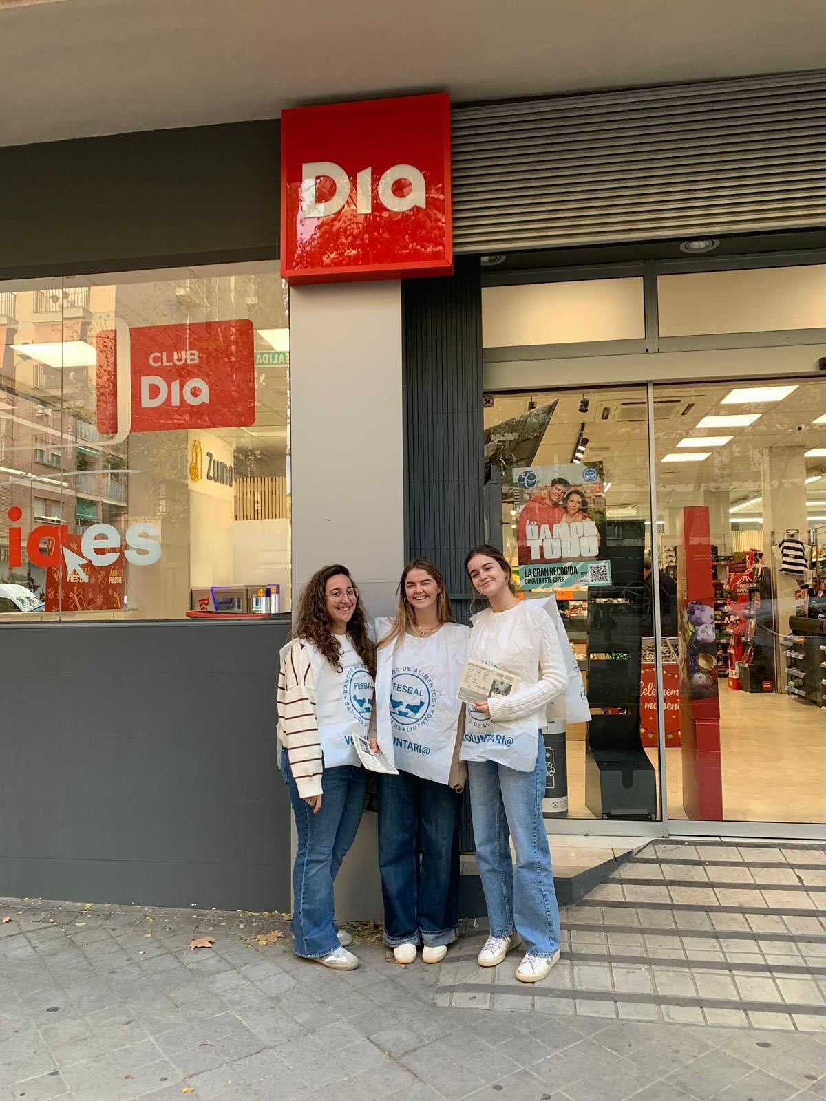 El viernes 7 y el sábado 8 de noviembre algunas de nuestras colegialas colaboraron con la Gran Recogida del Banco de Alimentos de Granada, que todos los años se hace en estas fechas.
@bancoalimentosgranada
#colegiomayorsantodomingo #dominicas