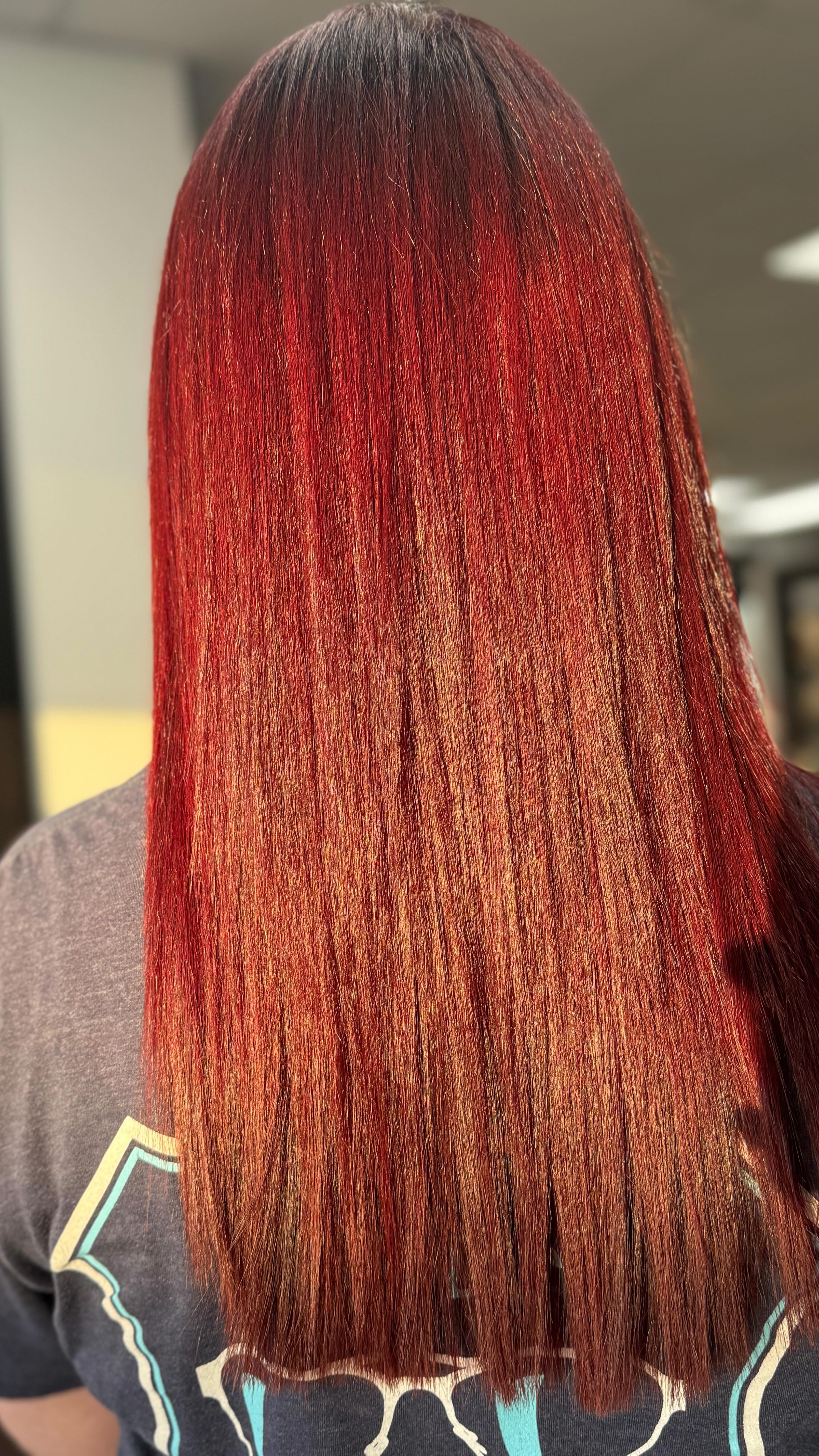 A little red refresh is unbeatable.. am I right?! 😍
We’re all about crafting custom REDS and COPPERS that bring your guest's vision to life!
This guest opted for a brighter vibe, what do you think?! ❤️
Huge shoutout to @styledbyjordyf for the expertise and @eufora.pro for the amazing shine and color! 😍✨🪩
