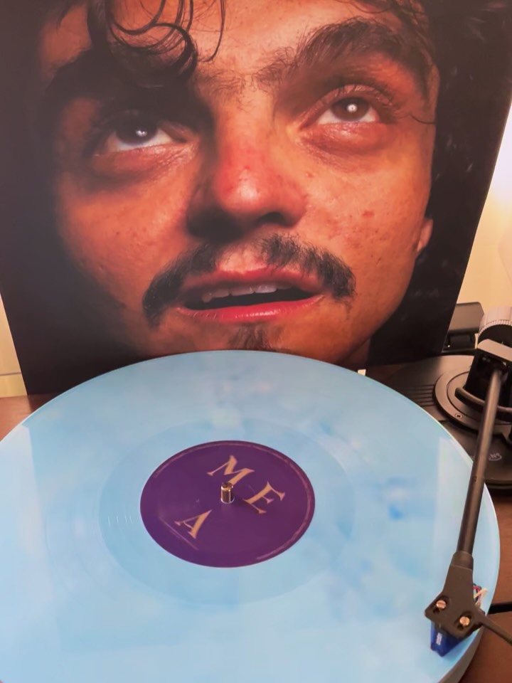 Disfrutando de mi copia del primer LP de Orina, Mea Culpa (Desorden Sonoro) en glorioso azul celestial.
Orina es una de las bandas con más personalidad del sur de la península. El cantante Manué se mueve con sus letras entre lo onírico y sublime y lo más cotidiano y escatológico, y la banda leo arropa siempre con el registro perfecto, del funk al post-punk más intenso.
Es muy interesante escuchar las mezclas finales después de haber vivido de cerca el proceso creativo, grabando en Hollers Analog Studio durante varias sesiones a lo largo de los meses, junto a Sixto, de La Trinidad, en labores de producción.
Mea Culpa quizá sea menos punk y guitarrero que sus trabajos anteriores, aunque aquí hay formas menos obvias de punk.
El disco se abre con ls psicodélica Dolor Mudo y se cierra con Jabón, un loop surrealista con mención al “maestro” de Manué y los suyos: el Tijeritas.
Háganse con su copia y disfrútenla.
#orina #meaculpa #postpunk #funk #hollersanalogstudio #disconuevo #vinylcommunity #musicaindependiente #undergroundespañol #desordensonoro @orina.me