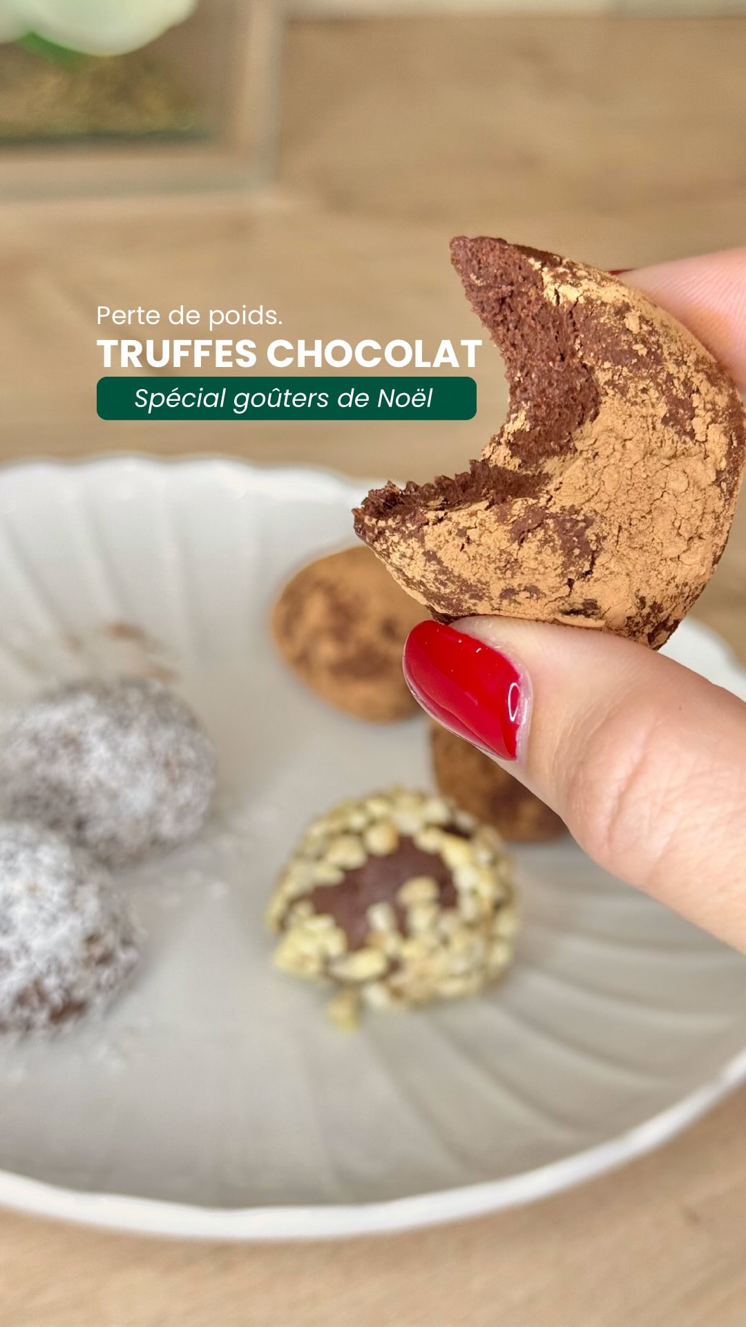 Un goûter chrono… mais version Noël 🎄
Simple, rapide, gourmand — et parfaitement dans les règles.
Aujourd’hui, je vous partage mes truffes chocolat express, prêtes en 30 minutes, sans cuisson, et idéales quand on veut se faire plaisir tout en respectant sa chrono.
✨ La recette :
90 g de chocolat noir (70% minimum)
90 g de compote de pommes
→ 30 minutes au congélateur
Il suffit ensuite de former de petites truffes et de les rouler dans ce que vous aimez :
• cacao en poudre
• noix de coco râpée
• brisures d’amandes
• vermicelles chocolat
Un goûter festif, maîtrisé, ultra gourmand — parfait pour tenir vos objectifs sans renoncer aux plaisirs de fin d’année.
🎄 Vous validez cette version healthy & chocolatée ?