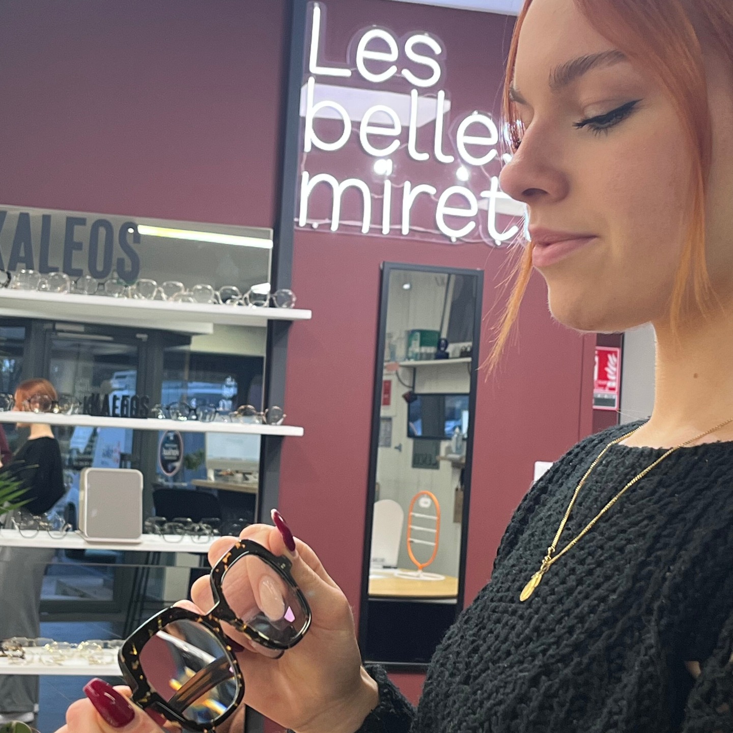 ✨ Cloé illumine la vitrine des Belles Mirettes avec la monture Alexia de La Brique & La Violette ✨
Une marque française reconnue pour ses créations audacieuses, colorées et fabriquées avec un véritable savoir-faire artisanal.
🟣 Le modèle Alexia affirme son style avec élégance, parfaitement associé aux verres Volcane, 100% made in France, offrant une qualité de vision exceptionnelle.
Un look unique, signé Les Belles Mirettes, qui mêle personnalité, créativité et exigence. 💫
#LesBellesMirettes #LaBriqueEtLaViolette #AlexiaModel #Volcane #MadeInFrance #LunettesDeCréateur #StyleOptique