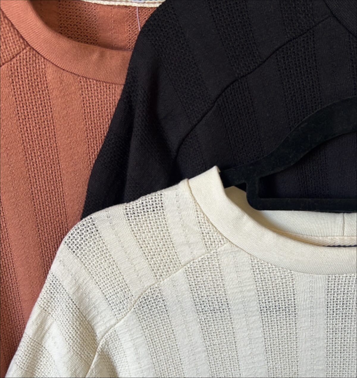 Camisa em tecido leve com toque de tricot
Essa camisa é a escolha perfeita para quem busca conforto e estilo no dia a dia.
Feita em um tecido fininho, macio e com elastano, ela tem caimento leve e um toque super agradável na pele. Apesar de parecer tricot, é uma peça mais fresca e versátil — ideal para todas as estações.
Com textura delicada e visual sofisticado, combina facilmente com calça, saia ou shorts, deixando qualquer look mais elegante e moderno.