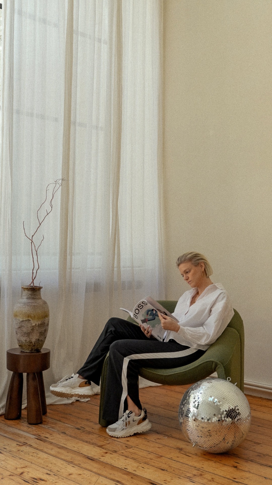 People pleasers, raise your hand! ✋🏻
Ik ben ook lang een people pleaser geweest...
Niet omdat ik het wou zijn, maar omdat ik dacht dat dat was wat een goede ondernemer deed. Altijd beschikbaar zijn, meedenken, aanpassen, de noden van klanten vooropzetten.
Mijn agenda vulde zich sneller dan ik zelf kon volgen, maar ik bleef denken: "zo hoort het toch?"
Het duurde even voor ik doorhad dat ik daardoor steeds verder van mezelf begon te ondernemen. Mijn aanbod draaide volledig rond wat anderen nodig hadden — nooit rond wat mij energie gaf. En dat werkte… tot het dat niet meer deed.
Sinds ik mijn Human Design ben gaan toepassen, is dat veranderd. Niet als systeem of strategie, maar als uitnodiging om terug op mijn eigen ritme te werken.
Ik ben gaan luisteren naar wanneer ik wil creëren, in plaats van wanneer ik denk dat ik moet. Ik leerde grenzen trekken, rust nemen zonder schuldgevoel en mijn werk laten draaien rond wat mij voedt.
Dat heeft mijn business niet trager gemaakt. Wel echter, rustiger, meer in lijn met wie ik ben en wat goed aanvoelt. En dat is misschien wel de grootste win voor mezelf geweest dit jaar.
En precies dat is ook wat we bij club content doen: merken bouwen die kloppen met wie ge zijt — niet enkel met wat de markt vraagt.