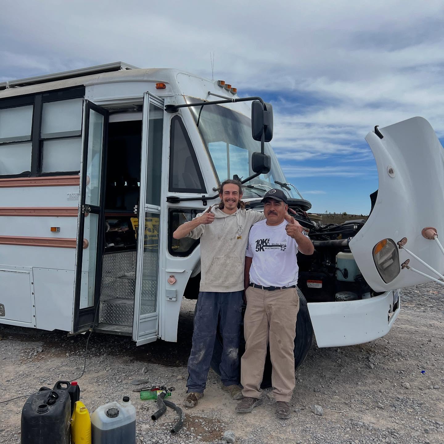 Hier matin, on a appris le décès de notre tout premier ami mexicain, Hector Rodriguez 🕊️🥺
Récemment tombé malade, sa fille nous donnait des nouvelles… mais il s’est finalement éteint dimanche dernier — en plein Jour des Morts au Mexique 🇲🇽 Un drôle de hasard, presque symbolique.
Hier soir, on a bu une Modelo 🍻 à la mémoire
de celui qui nous a permis de trouver nos repères année 1, celui qui nous a dépannés plus d’une fois, celui qui nous a fait découvrir les meilleures gorditas (mais aussi les plus épicés) du Mexique, de celui qui nous a présenté le chaman du coin avec qui on vécu de belles aventures également, et tellement plus…🌵
Gracias por todo, y buen viaje amigo 🤍