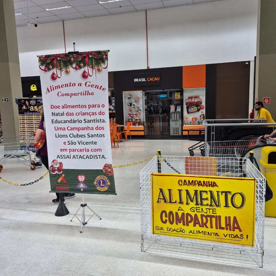 🌟 Campanha "Alimento a Gente Compartilha" - Faça a Diferença neste Natal!
Neste Natal, temos a oportunidade de transformar a vida de muitas crianças do Educandário Santista através da campanha "Alimento a Gente Compartilha!", promovida pelos Lions Clubes de Santos e São Vicente, em parceria com o Assaí Atacadista. A nossa meta é simples, mas poderosa: arrecadar alimentos para garantir um Natal mais feliz e digno para aqueles que mais precisam.
🤝 Como Você Pode Ajudar?
Se cada um de nós doar apenas um alimento, já estaremos fazendo uma enorme diferença! O nosso presidente, Sr. Branco, junto com o Sr. Fábio, Sr. Hermílio, as Cunhadas e nosso funcionário Kelerson Gabriel, estão empenhados nesta causa e convidam você a fazer parte dessa corrente do bem. Venha doar nos pontos de coleta e traga um sorriso para o rosto de uma criança!
📸 Capture o Momento!
Depois de realizar sua doação, não esqueça de tirar uma foto e nos marcar! Vamos juntos espalhar essa mensagem de solidariedade e mostrar que juntos podemos mudar o mundo!
📅 Período da Campanha:
A campanha acontecerá nos dias 15, 22 e 29 de novembro e 06, 13 e 20 de dezembro. Contamos com a sua solidariedade e amor ao próximo.
Vamos fazer deste Natal um tempo de união e amor! Junte-se a nós nessa linda causa e ajude a espalhar a esperança. A cada alimento doado, um coração se enche de alegria. Caso não consiga vir ao mercado pode realizar um PIX. 13 99648 6664. Gratidão