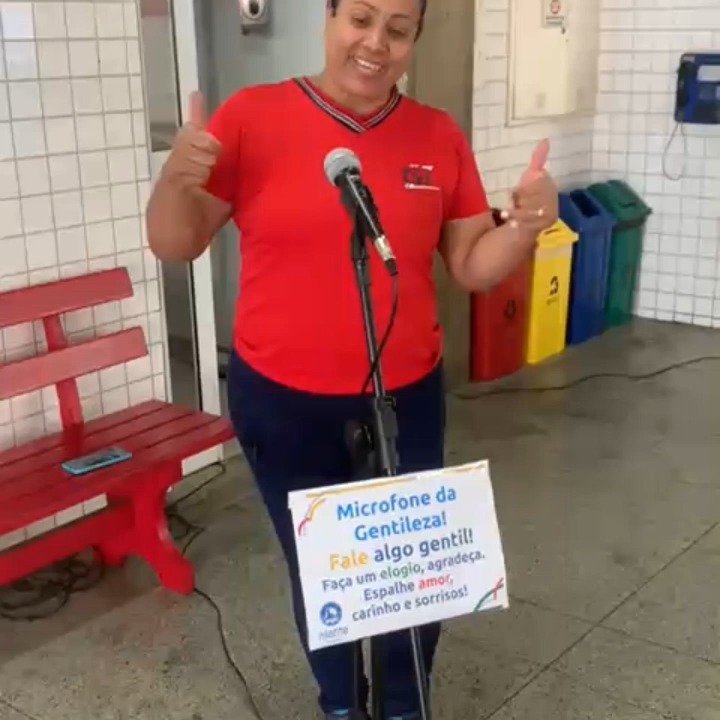 🎤 Microfone da Gentileza!
No Dia Internacional da Gentileza, o pátio do Colégio ganhou um espaço especial: o Microfone da Gentileza!
Os alunos foram convidados a usar a voz para espalhar elogios, agradecimentos e mensagens positivas. Cada palavra dita foi um gesto de carinho que encheu a escola de sorrisos e boas energias!
Além do microfone, realizamos diversas ações pelo colégio, como um painel da gentileza, onde alunos e professores puderam registrar palavras e atitudes que inspiram o bem.
Porque gentileza se fala, se pratica e se compartilha!
#somosga #angloalante
#colegioguilhermedealmeida
#diadagentileza