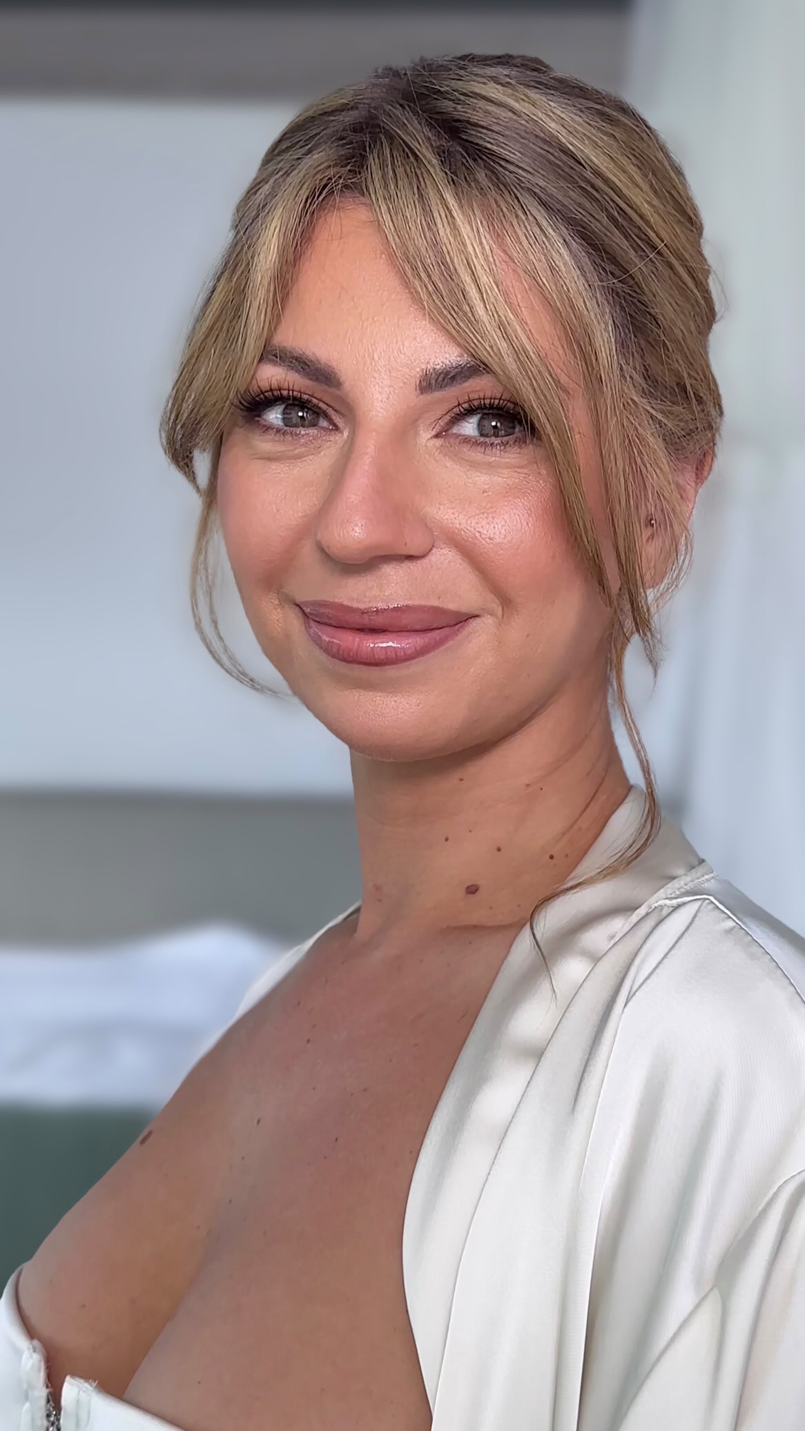 Glamorous but softened, something between soft glam and glam bridal makeup 🫠🤍
.
.
Bridal makeup for a destination wedding in Crete Greece
#bridalmakeupgreece#cretemakeup#destinationweddinggreece#makeupartistgreece#bridalmakeup