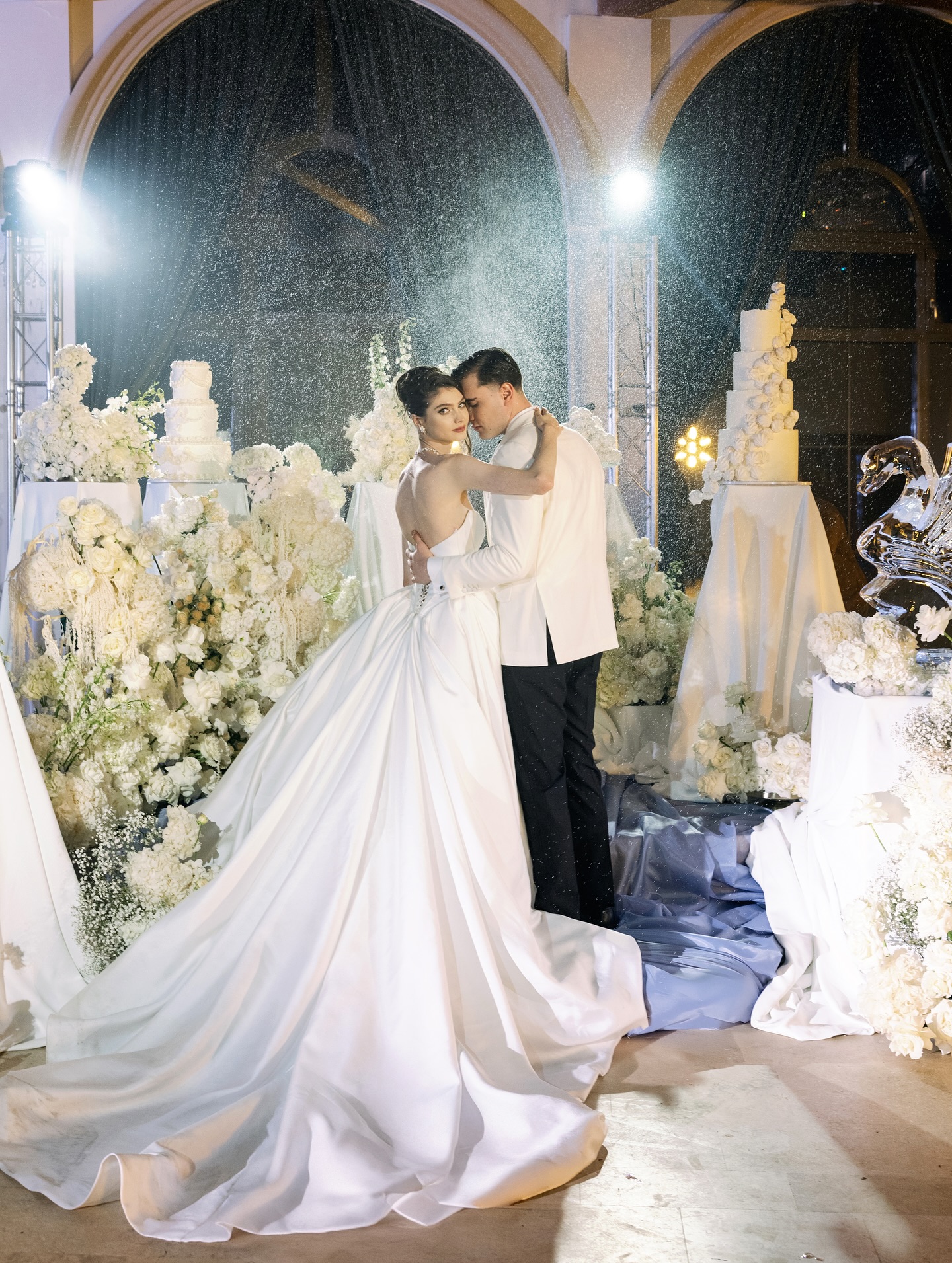 Old Hollywood Romance Workshop
Încă nu am procesat tot ce s-a întâmplat ieri, eforturi imense, muncă multă, așteptări mari… Suntem recunoscătoare tuturor participanților dăruiți și furnizorilor fenomenali care au făcut magia posibilă. Vă mulțumim că ați fost parte din povestea noastră nebună🤍
Foto @astilean.ro
Planning @wedding_plan.ro - @anca.macarie1
Florals & Decor @pinkandpearly.studio
Make - up @flaviasilaghi
Hair Style @lavinia.silaghi
Video @momentum.stories @cosma.lau
Model mireasa @ianachh - @mandarinamodels
Model mire @alexmagherusan - @rmmmodels
Rochie mireasa @salonulmaria
Costum mire @mannen_official_
Apartament @littleparis_ap
Ziar @pehartie.ro
Social media @anna_tuhari
Papetarie @esteepaper
Verighete @casadeverighete
Coliere @crystalfashion.ro
Palarie @palariadadarlat
Catel @petguru.ro
Grooming @liznbibigroomingstudio
Dresor @laszlo_matyas_dogtraining
Restaurant @sungardenresort
Sweets @acadeea
Logistica @petrisorevents
Lumini & efecte @marginean.alex.a
Muzica @mc_shuthy