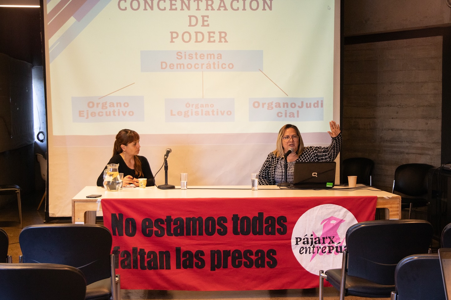♀️ Así fue el conversatorio "El Salvador: Seguridad carcelaria para legitimar un gobierno autoritario"
Una profunda reflexión sobre un nuevo modelo de dictadura que utiliza la seguridad carcelaria como herramienta para legitimar un gobierno autoritario y que, al mismo tiempo, afecta de manera desigual a personas marginalizadas, racializadas, mujeres, disidencias sexuales, voces disidentes y opositoras, fue realizada en el encuentro llamado 🇸🇻 "El Salvador. Autoritarismo y Cárcel"
Estuvimos junto a la compañera salvadoreña Roxana Cardona, abogada penalista y activista DDHH en Justicia Social y Contraloría Ciudadana y junto a Tatiana Alemán, Artista y Activista de Colectiva "Los Siempre Sospechosos de Todo".
Hablamos de la terrible situación que vive hoy El Salvador, bajo el régimen del dictador Bukele.
Roxana abordó cifras, testimonios y experiencias del contexto penitenciario y Tatiana nos compartió su obra "Y Mucho Más" sobre la privación de libertad en El Salvador, obra que podrás apreciar entre el 22 de noviembre al 14 de diciembre en el Encuentro Arte en Fuga, encuentro internacional de arte en prisión.
Seguimos en solidaridad antipunitivista contra la injusticia, el castigo y la violencia patriarcal, más allá de los muertos y las fronteras !
Agradecimientos a @parqueculturaldevalparaiso por su apoyo.
Recomendamos el rico coffee de nuestra compañera @sandracarolalemaruiz
🐦⬛ ACOMPAÑANOS EN “ARTE EN FUGA”: DEL 22 DE NOVIEMBRE AL 14 DE DICIEMBRE EN EL SITIO DE MEMORIA, EX CÁRCEL.
#carceles #libertad #arte