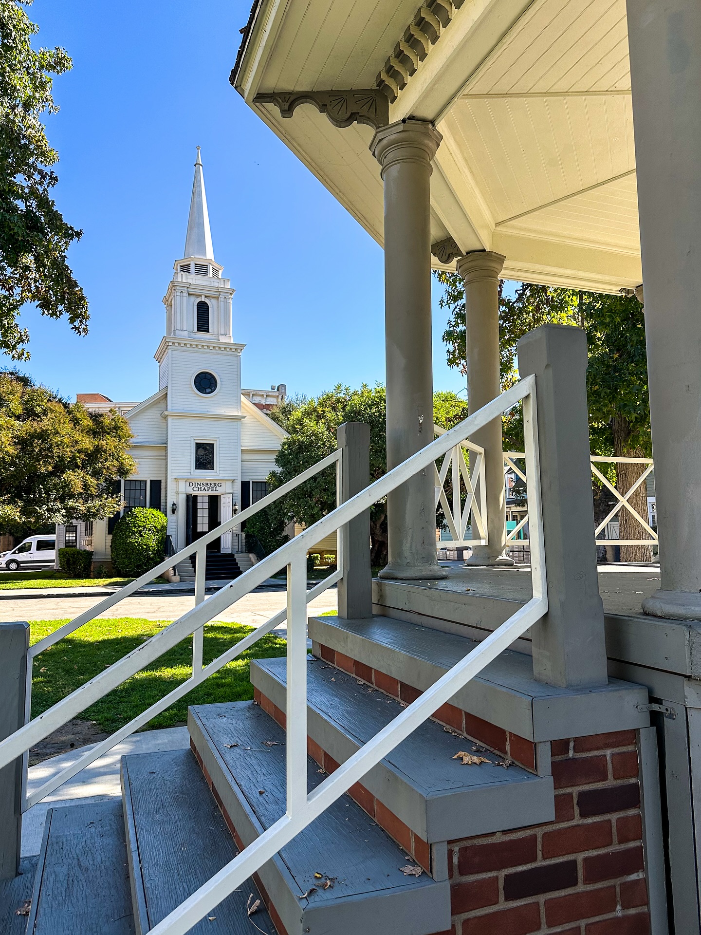 Ran away to Stars Hollow, New York City, and Hogwarts all while I was in Burbank, California
On the Warners Bros Studio Tour, you’re able to walk through sets from Gilmore Girls, Spider-Man, Friends, You, and so many other shows! You can even eat at Central Perk and see how movies are produced and edited. Which set would you want to visit?
.
.
.
#VisitCalifornia #YesVisitCalifornia #visitcalifornia_de #VisitCaliforniaDE