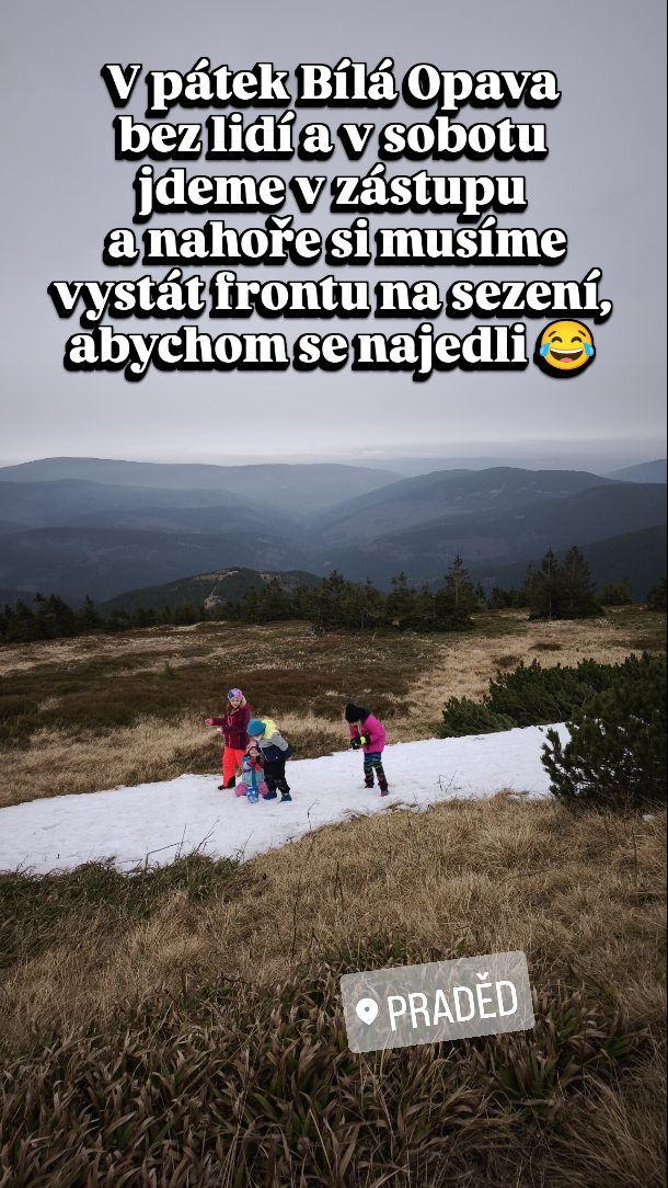 ... Dva dny po sobě s prťaty k Ovčárně... V pátek údolím Bilé Opavy a autobusem dolů a v soboru s davy Busem nahoru a pak na Praděd a zpět pěšky a busem zase dolů... Mimochodem, cesta busem tam a zpět, 2 dospělí a 1 dítě nad šest let vás vyjde na 400,- Kč.
#vimteamcz #jeseníky #jesenikymountains #praděd #visitjeseniky