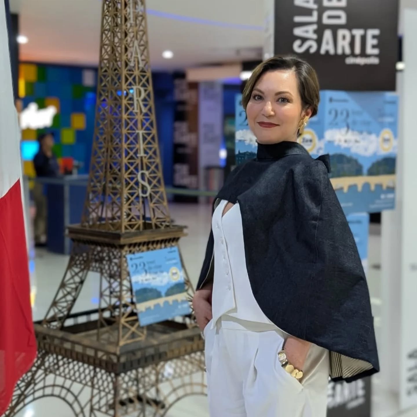 Ayer vivimos una premier memorable del 23° Tour de Cine Francés, presentada por Sala de Arte de Cinépolis, la Embajada de Francia en Costa Rica, la Alianza Francesa y la Cámara de Comercio e Industria Franco-Costarricense.
«Los colores del tiempo» (La venue de l’avenir) del director francés Cédric Klapisch, es una película luminosa: delicada, honesta y profundamente conmovedora. Salimos inspirados por su mensaje y enamorados de París. Merci!🎬✨
#evevalverde #TourDeCineFrancés #CineFrancés #CostaRica #Cultura #Premiere
@franceaucostarica @alianza_francesa_costa_rica @cinepoliscostarica @ccifrance.costarica