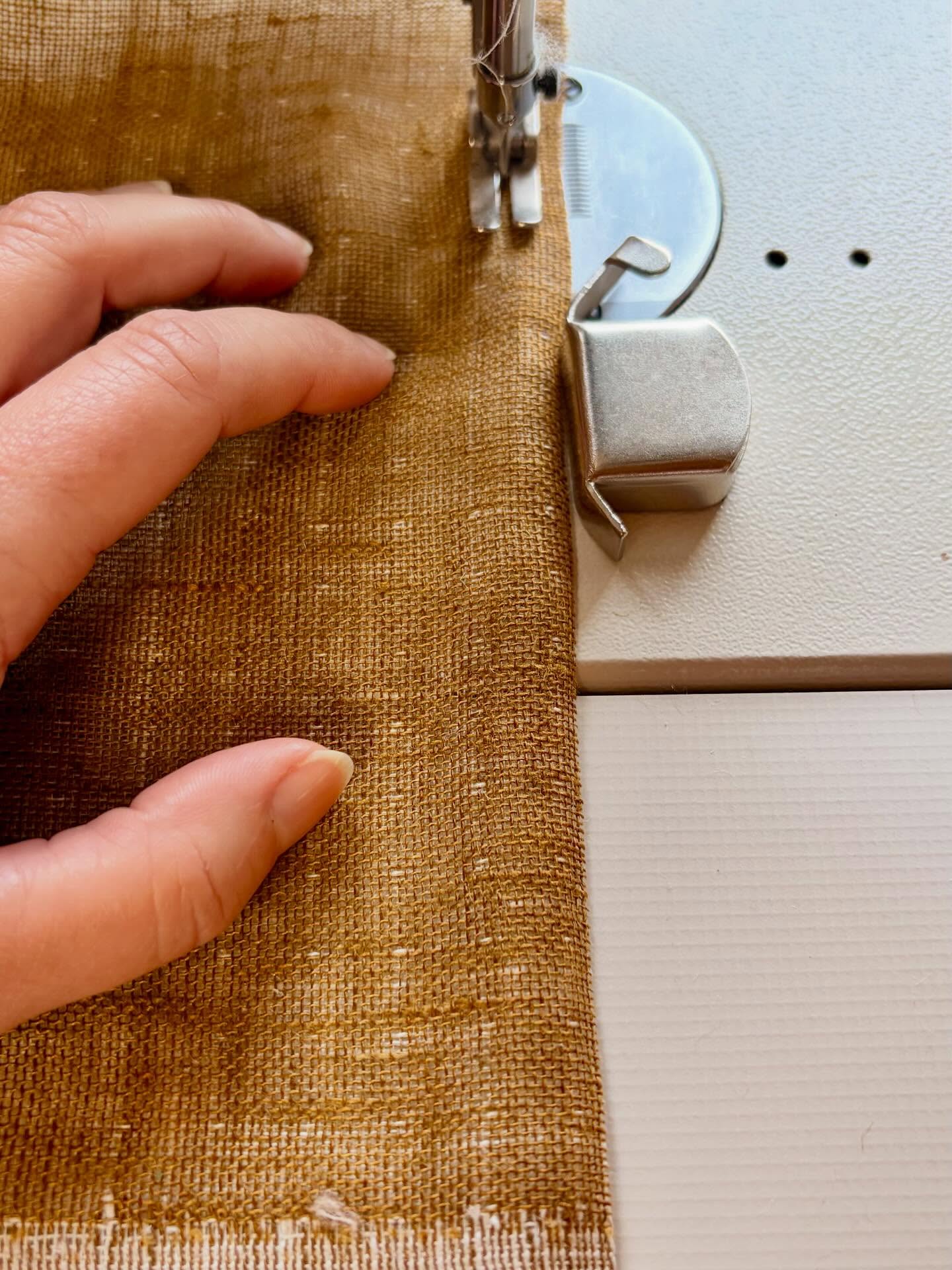 J-2 🌿
Les derniers points, les derniers gestes…
Avant que chaque pièce prenne la route du Marché des Créateurs.
La beauté du lin, c’est aussi celle du fait main.
Envie de découvrir mes créations en vrai ? Toutes les infos sont juste ici ⤵️
📍 Ferme du Château de Corroy-le-Grand
📆 Samedi 15/11 - 11h à 19h
Dimanche 16/11 - 10h à 18h
ℹ️ @la_ferme_du_chateau_de_corroy ✨
#tabledefête #marchedecreateurs #plaidenlin #surmesure