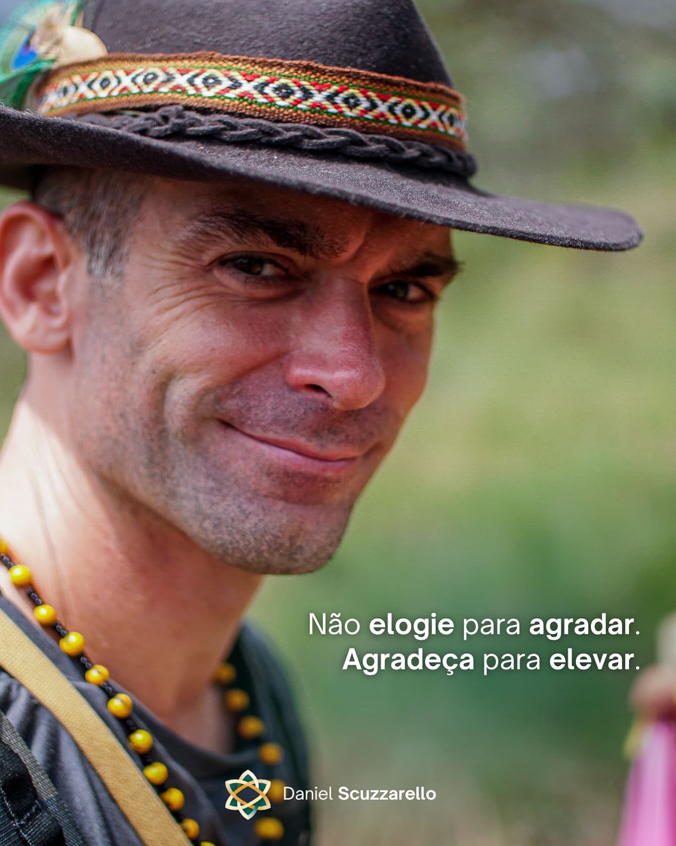 Muitas vezes, o elogio é usado como uma ferramenta social — um gesto automático, quase protocolar. Mas quando o reconhecimento é vazio, ele não gera conexão.
Um líder consciente entende que elogiar não é sobre agradar, é sobre elevar. Ele reconhece o outro de forma específica, honesta e orientada à evolução.
Não é apenas dizer “bom trabalho”. “Agradeço sua dedicação nessa fase desafiadora. A forma como você conduziu essa conversa trouxe segurança ao time.”
Palavras assim não alimentam o ego. Elas nutrem pertencimento, confiança e expansão.
Como você pode trazer mais presença e verdade para a forma como reconhece as pessoas ao seu redor?
#mindset #lider #lideranca #pessoas #gestao #liderancaconsciente #mentoria #breathwork #gratidao #quantumflow