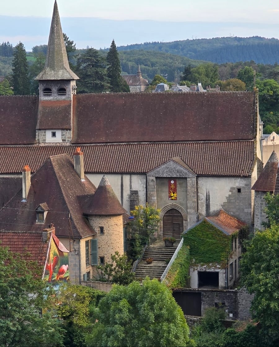 Première fresque du parcours mural « Les Fresques Sauvages », inspirée du patrimoine textile local, vue depuis la tour de l’Horloge et vue de la rue château Favier
Août 2025 – Aubusson (Creuse)
Projet porté par @lesfresquessauvages, en collaboration avec @delphine.ciavaldini, initié par elle-même, avec le soutien de la Ville d’Aubusson
Visuels issus de détails de cartons de tapisseries, courtoisie du Musée du Carton de Tapisserie d’Aubusson
#MuseeDuCarton #Aubusson #Patrimoine #Fresque #LesFresquesSauvages #Peinture #Façade #ArtLife #Painting