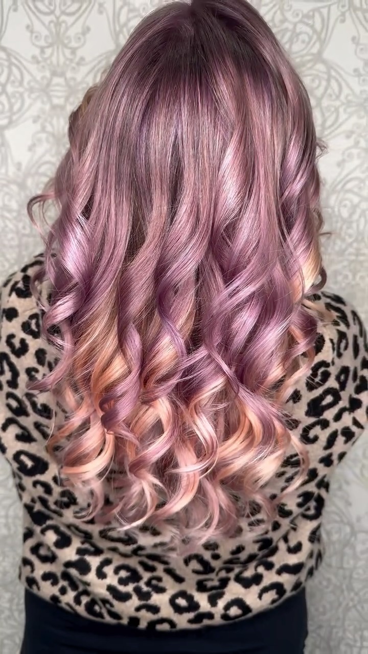 Von Blond zu harmonischen Lila-Rosa-Pastelltönen 💜🩷
Durch präzise Farbveredelung und sanfte Übergänge entsteht ein weicher, moderner Look, der Frische und Leichtigkeit ausstrahlt.
Ein perfektes Beispiel dafür, wie schonend eine farbige Veränderung umgesetzt werden kann. ✨
#stylingcreative #longhair #wow #pastel #color #kreative #highlights #waves #rosa #lila #blondehair #dreamy @karrieremitschere