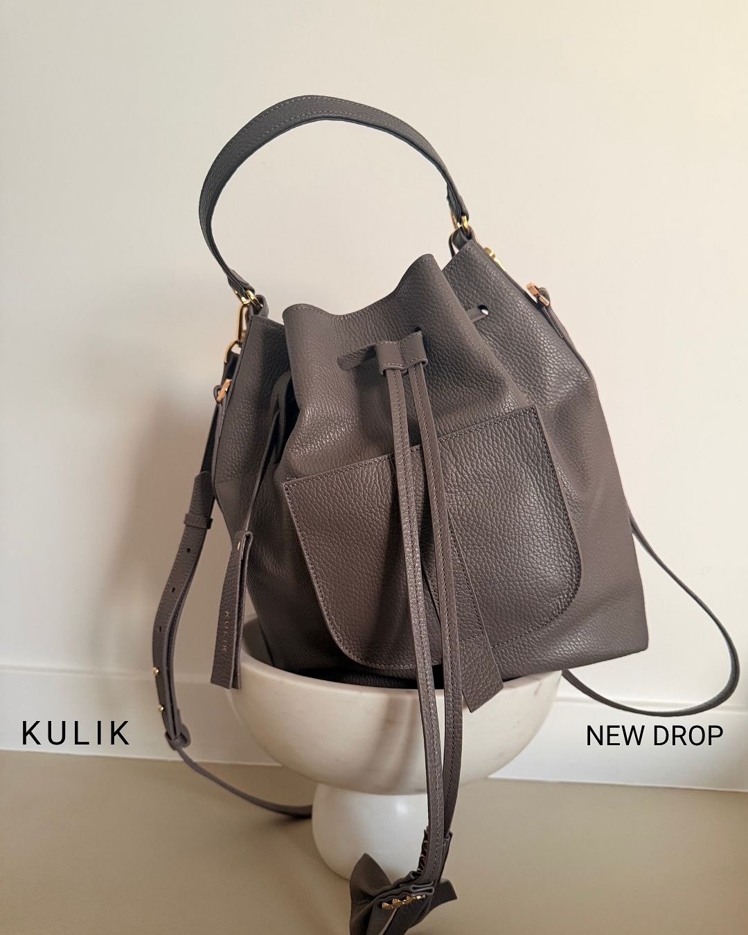 Nowy kolor worka już w sklepie — TAUPE.
Ten odcień to definicja ponadczasowej neutralności: nie do końca szary, nie do końca beżowy — dokładnie ten „między”, który robi całą robotę.
To kolor, który dopasowuje się do stylu, a nie odwrotnie. Minimalistyczny, elegancki, kompletnie niewymuszony. Idealny do karmelowych total looków, czerni, bieli, latte, a nawet głębokich brązów.
Jeśli miałaś kiedyś moment „potrzebuję koloru, który pasuje do wszystkiego” — to właśnie on.
Taupe — już dostępny.