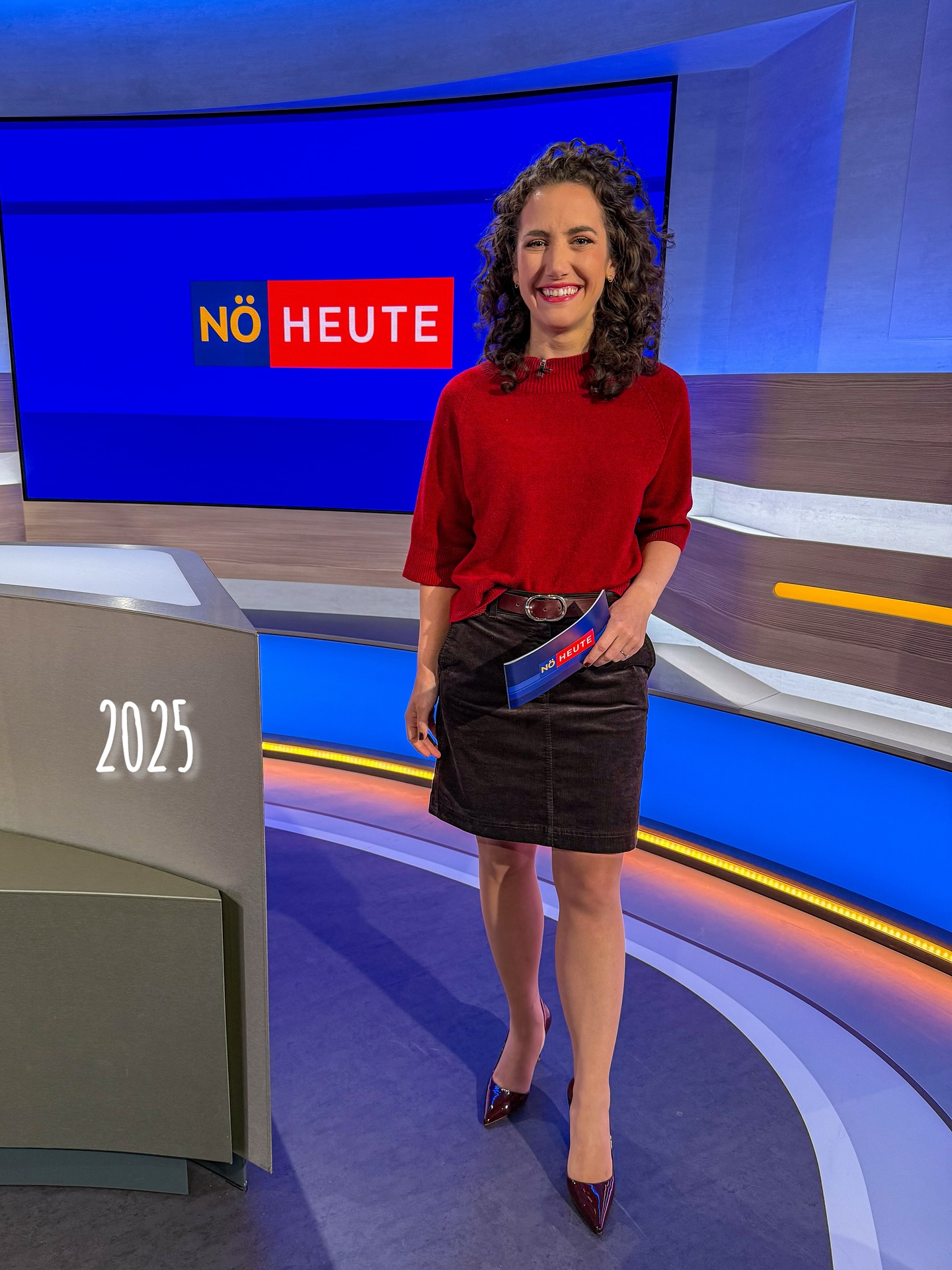 1 0 J a h r e 🙈 Ich liebe diesen Trend. Und weil ich 2025 seit 10 Jahren beim @orfniederoesterreich bin, gibts von mir einen Rückblick inkl. Baby-Kathi-Autogrammfoto 😂
.
2025: Heute 📸
2024: Babypause ❤️
2023: Letzte Sendung davor🤰
2022: Punsch ausschenken für „Licht ins Dunkel“ ⭐️
2021: Erleichterung nach erster „NÖ heute“-Sendung 🙌
2020: Besorgte CoV-Stimmung am Flughafen 🦠
2019: Frequency - beruflich natürlich, Foto eher nach Arbeitsende 😅
2018: 1. Platz beim „NÖ Journalismuspreis“ 💪
2017: Mein allererster Liveeinstieg. Nervositätslevel 💯
2016: Auch junge Journalistinnen haben sich Kaffeepausen verdient ☕️
2015: Erstes Autogrammfoto. Ein Sammlerstück 😂
.
.
.
.
#10jahre #zeitreise #dasbinich #orfnoe