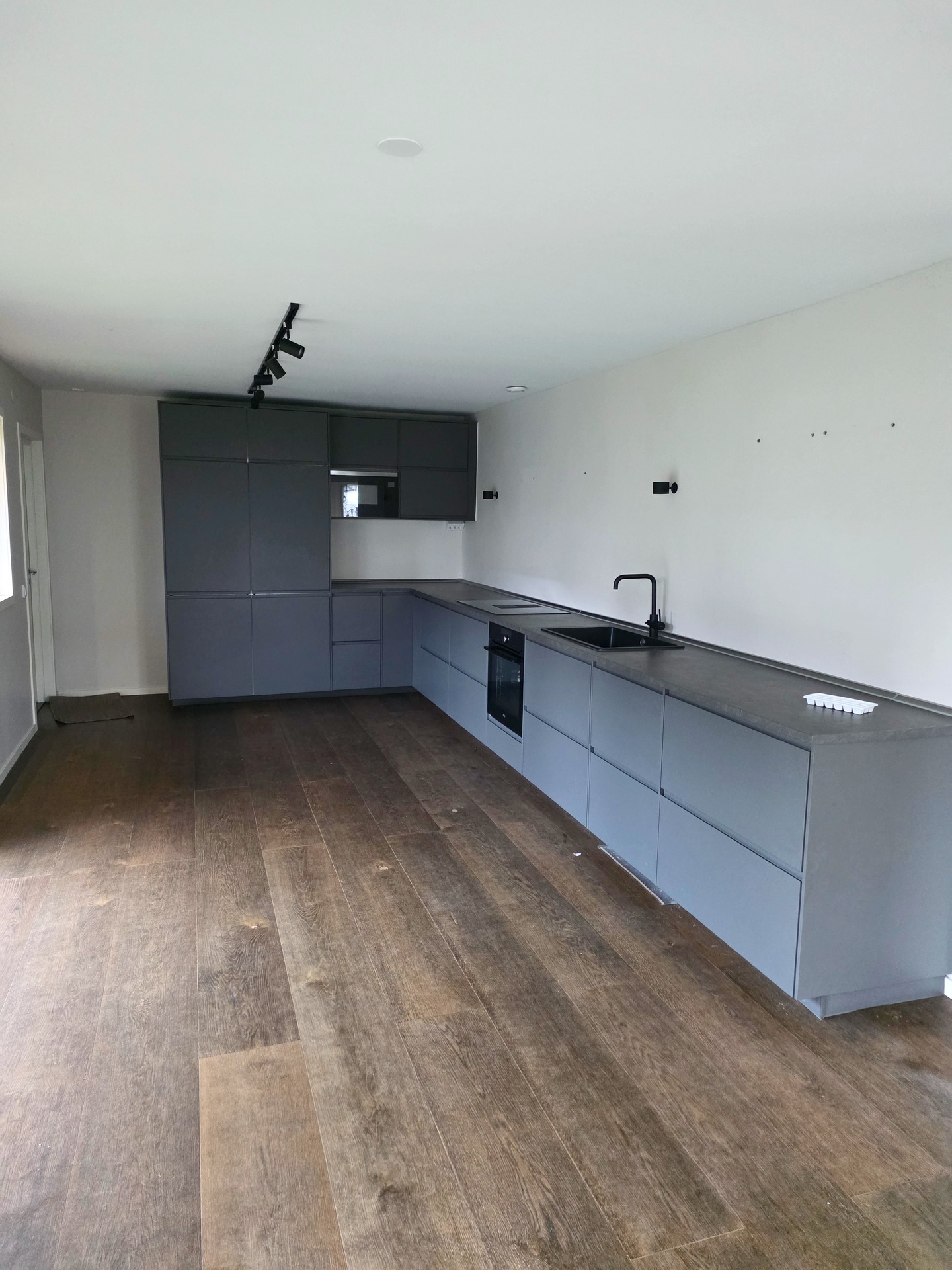 Öresunds Byggentreprenad erbjuder komplett totalrenovering och byggnation i Vellinge. Projektet omfattar gjutning av ny platta, installation av golvvärme, värmepanna, vatten och el, samt gipsning, isolering av väggar och tak. Vi renoverar två badrum, tvättstuga och kök, och installerar kvalitetsfönster från Elitfönster.
Som byggentreprenör levererar vi helhetslösningar med fokus på kvalitet, trygghet och professionellt utförande genom hela processen.
#byggmalmö #renovering #renoveringmalmö #hantverkare #nordiskhem #nordichome #interiordesign #nordicstyle #nybyggnation #byggahus #bygganytt